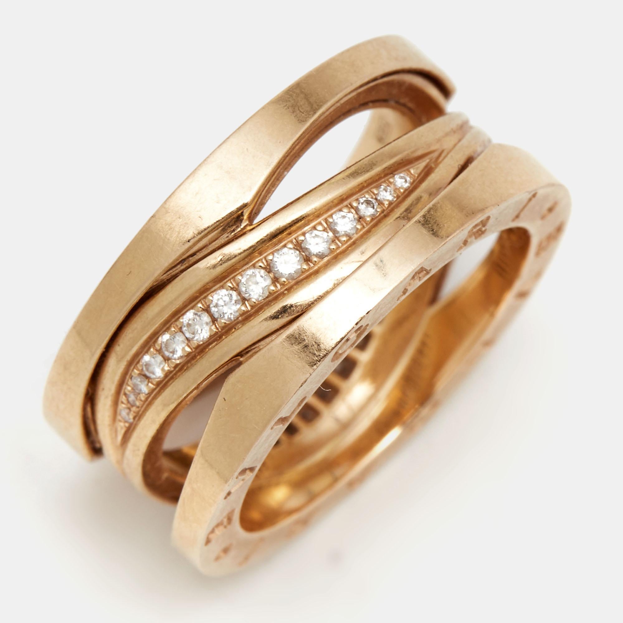 Für die Frau, die einen raffinierten Geschmack für edlen Schmuck hat, bietet Bvlgari diesen makellos gefertigten Ring, der wie geschaffen ist, um gelobt zu werden. Der Ring hat einen eher modernen Stil mit Bändern aus 18 Karat Roségold, die durch