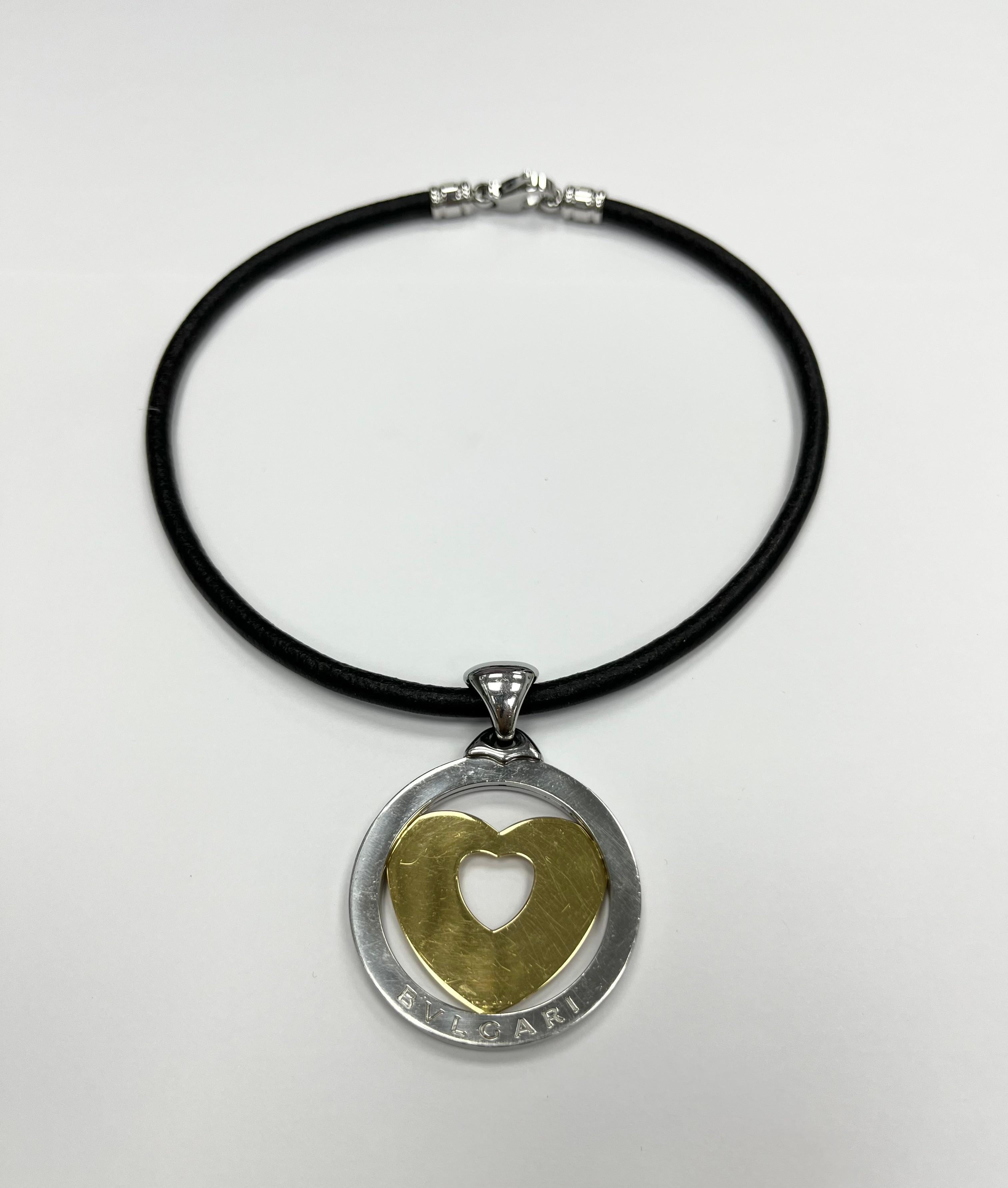 Bvlgari - Collier en cuir avec grand pendentif en forme de cœur en or jaune 18K et acier inoxydable
Marqué : BVLGARI  750  M avec un cadre carré  2237 AL
Mesure du pendentif : 58 x 43 x 2,8 mm
Collier : 94 mm de long