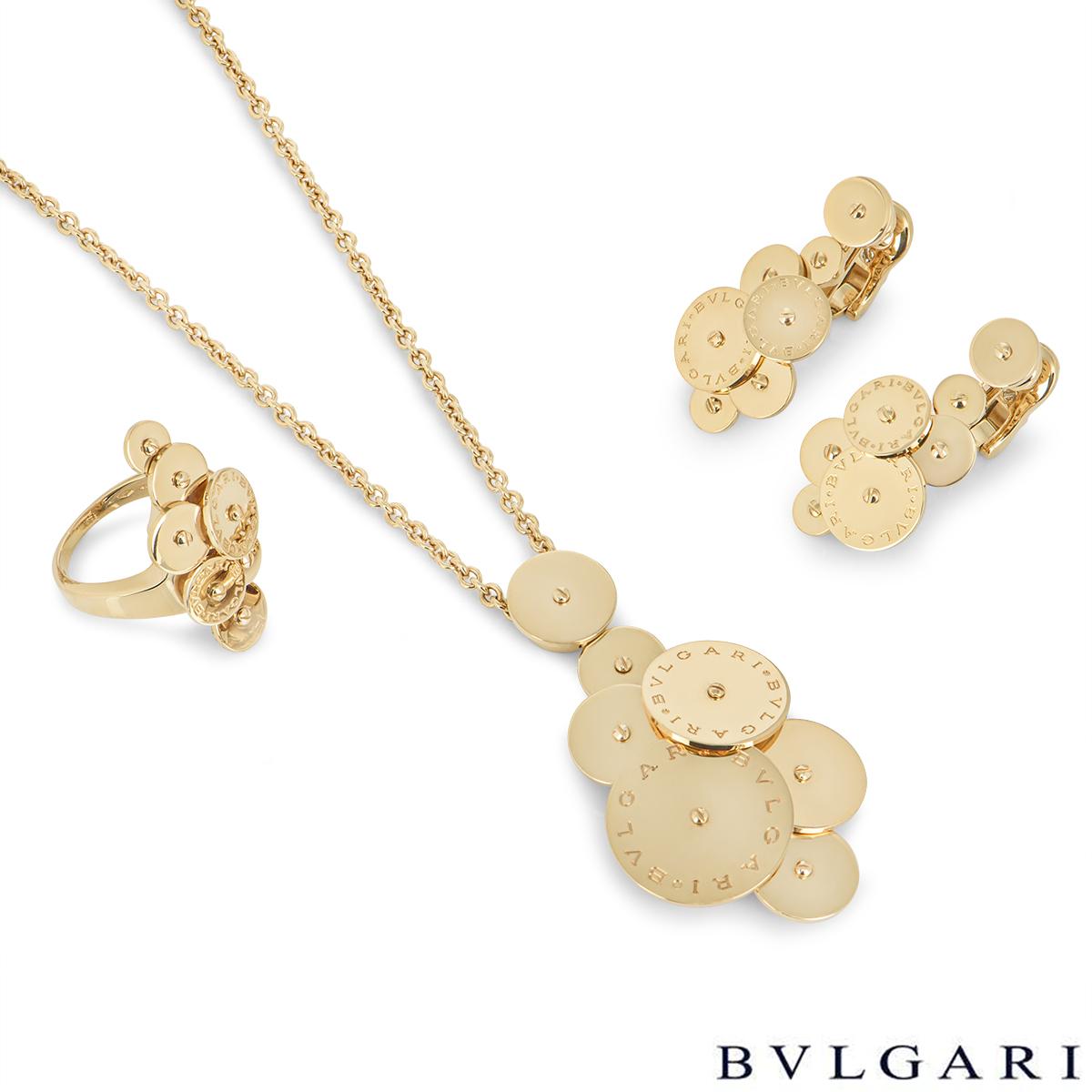 A stunning 18k yellow gold jewellery suite by Bvlgari from the Cicladi collection. The suite comprises of a pendant, earrings and a ring. The pendant features 7 circular spinning discs, each alternating in size, 2 of which are engraved with the