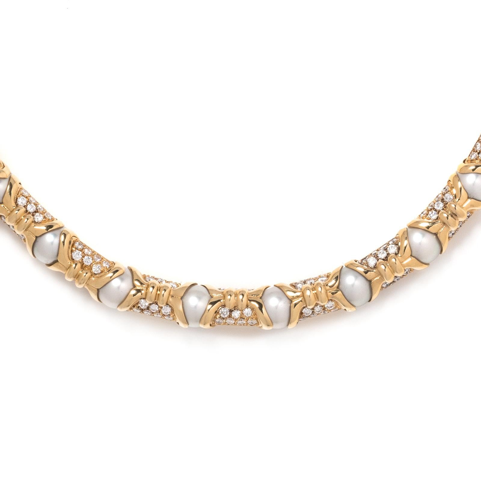 In a semi-flexible link design, containing 26 cultured pearls and numerous round brilliant cut diamonds weighing approximately 7.50 carats total. 16 inches long. 107 Grams
Stamp: BVLGARI 750 (Italian hallmark)
Accompanied by a Bvlgari inner fold and