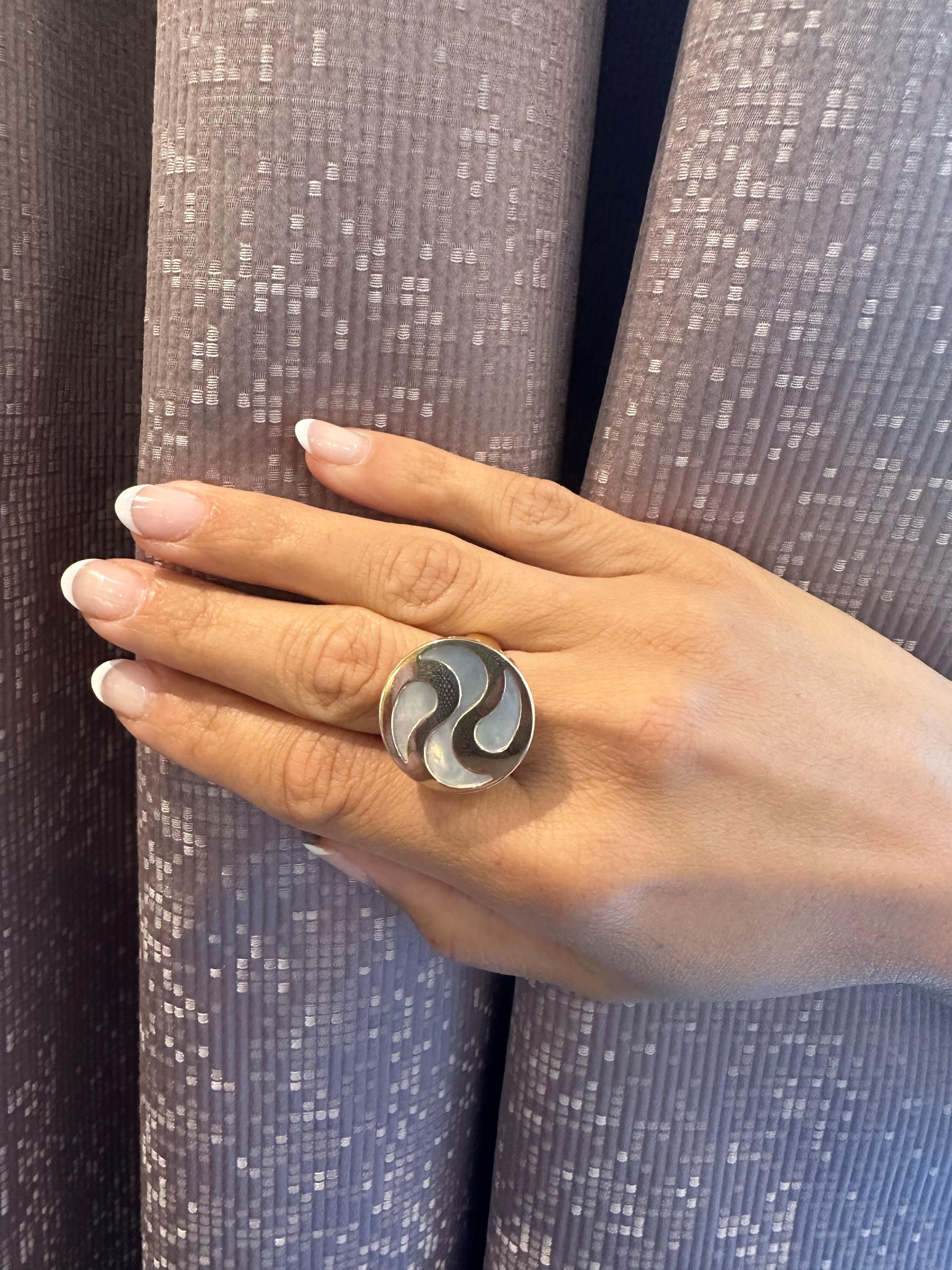 Round Cut BVLGARI Yellow Gold & Mother of Pearl Spinning Ring - Size 7 3/4 For Sale