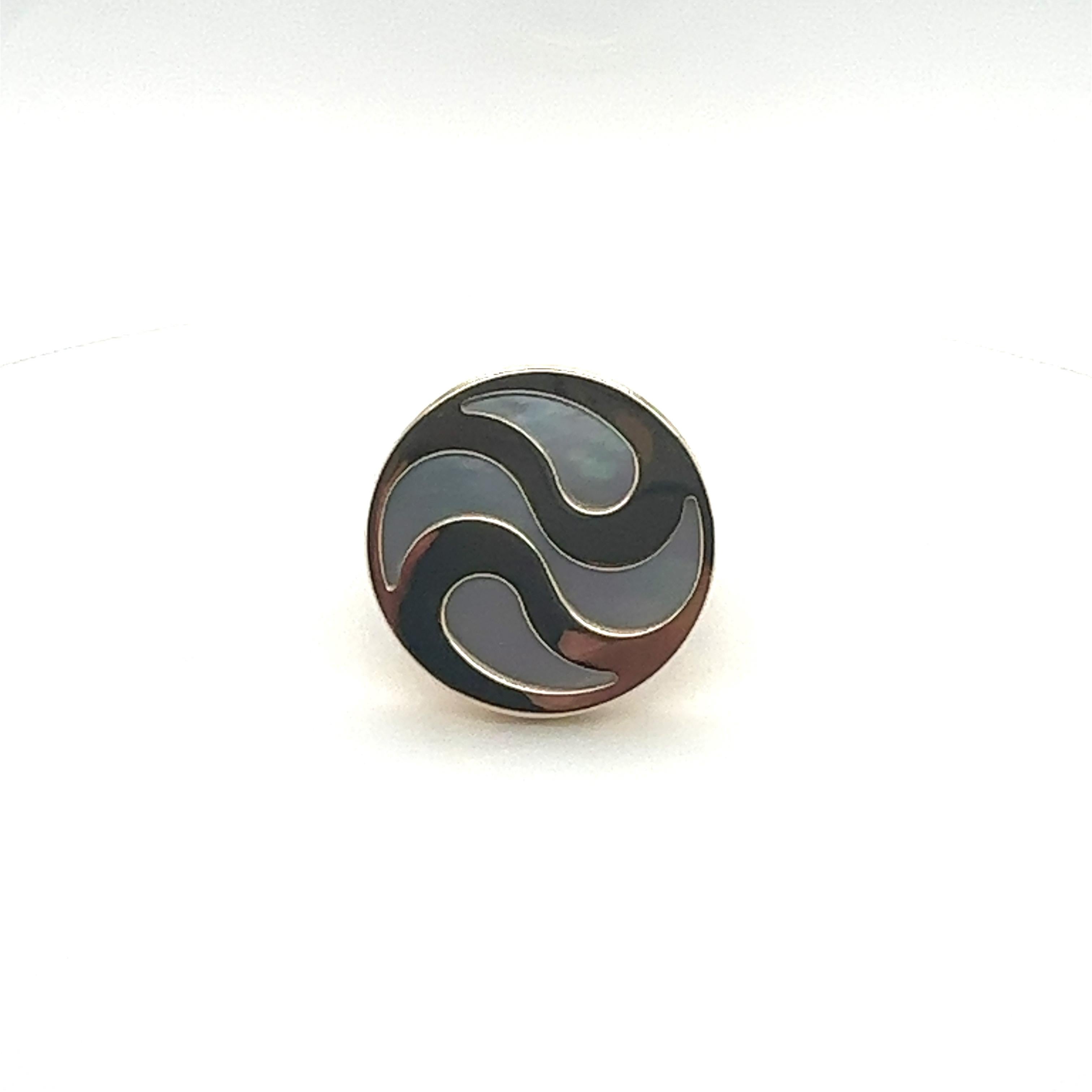 BVLGARI Yellow Gold & Mother of Pearl Spinning Ring - Size 7 3/4 In Excellent Condition For Sale In New York, NY