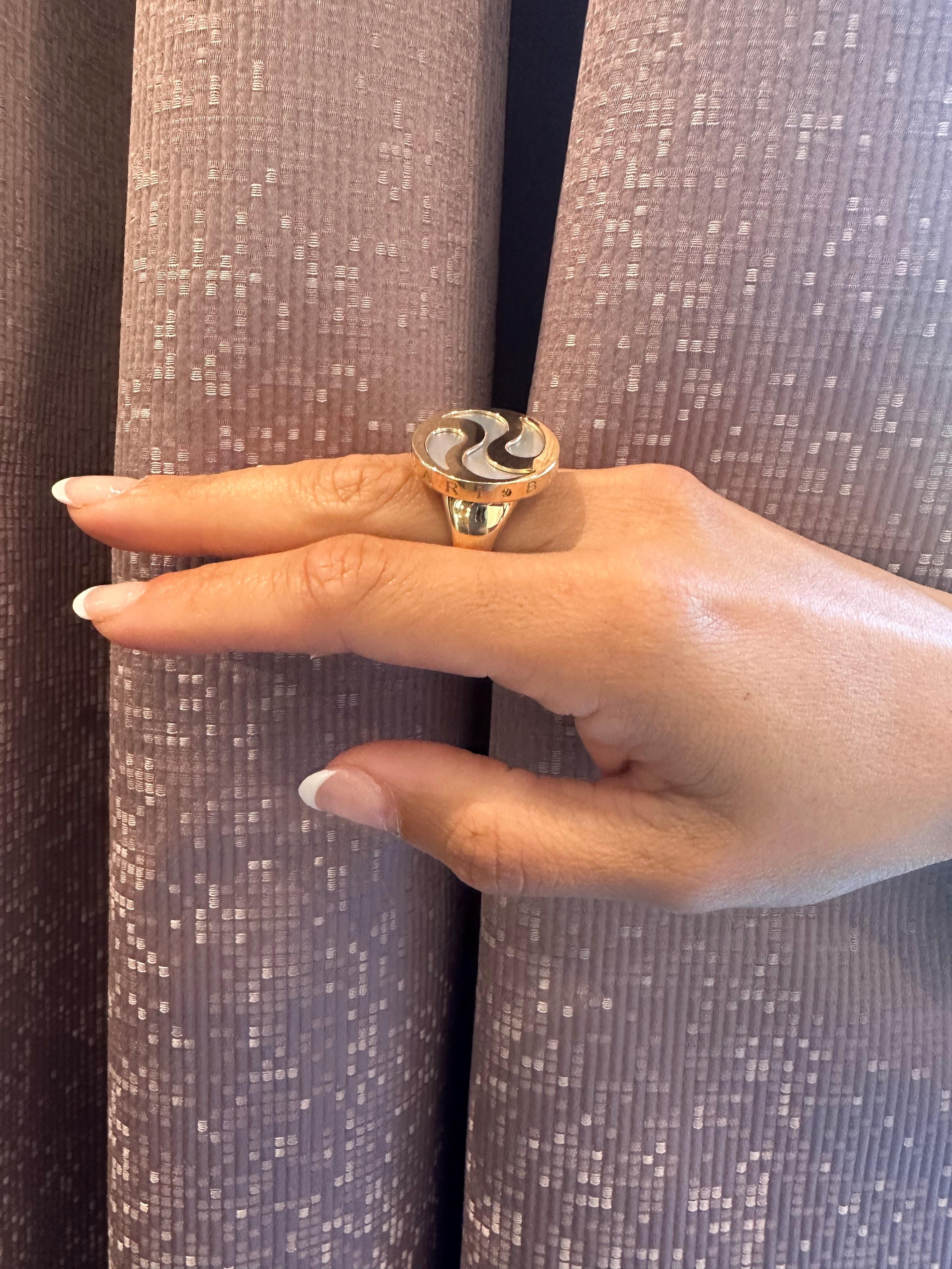 Women's BVLGARI Yellow Gold & Mother of Pearl Spinning Ring - Size 7 3/4 For Sale