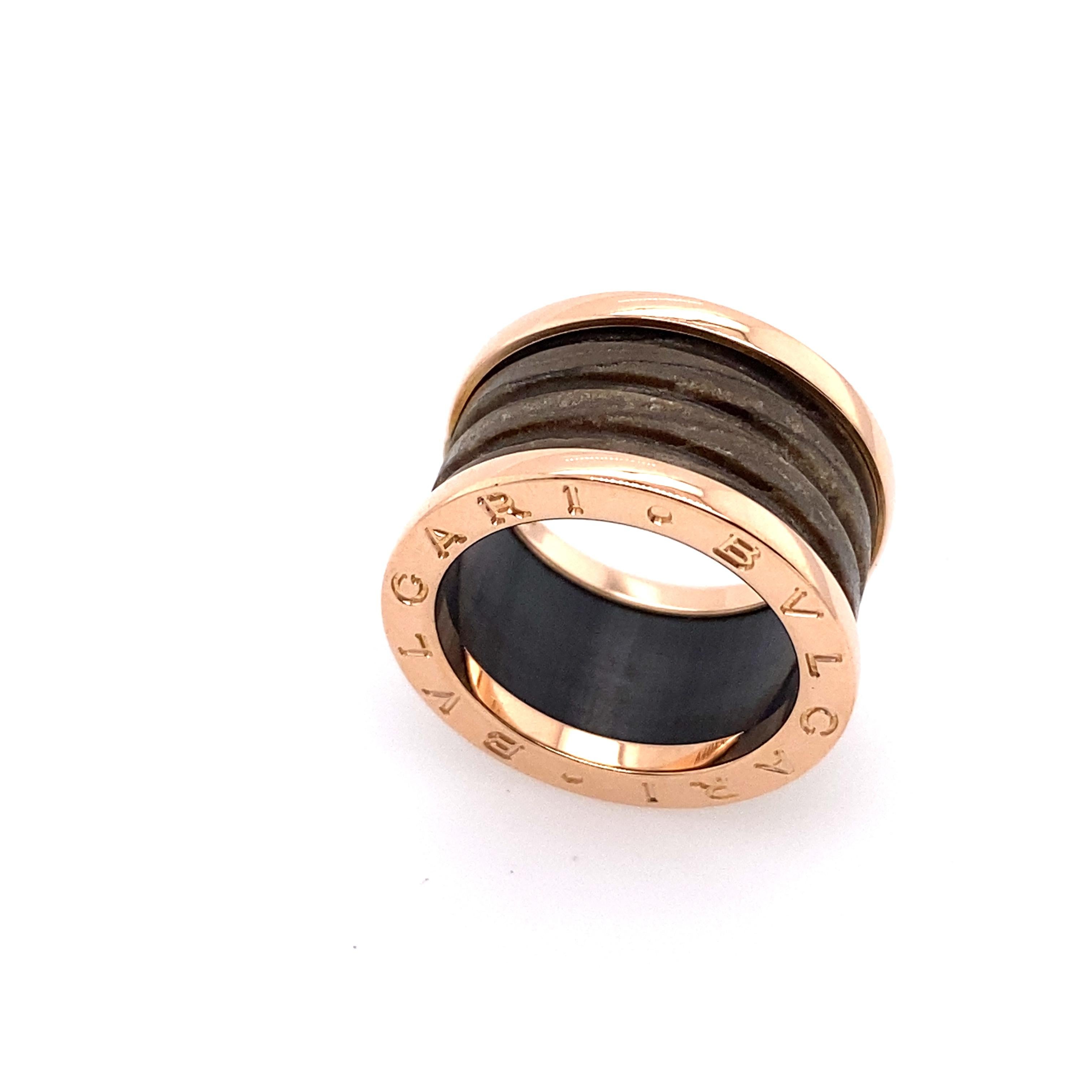 Dieser Bvlgari Zero Ring aus 18 Karat Roségold mit Keramik und Gold ist die perfekte Verkörperung eines klassischen Designs. Dieses schöne Stück aus 18 Karat Roségold und Keramik ist die perfekte Wahl für die moderne Frau.
Gesamtgewicht: 6,6
