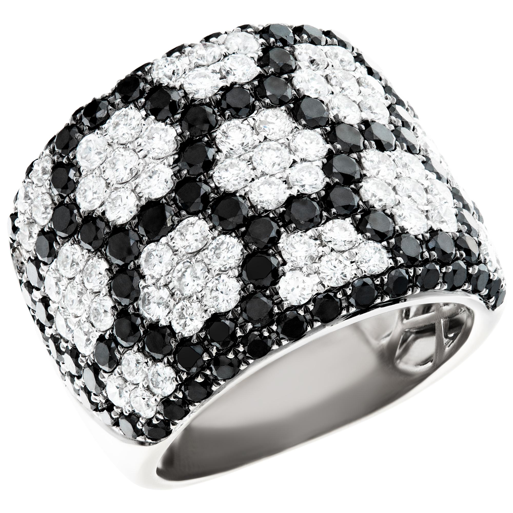 B&W diamonds ring set in white gold diamonds approx weight 3.00 carats Size 5. In Excellent Condition For Sale In Surfside, FL