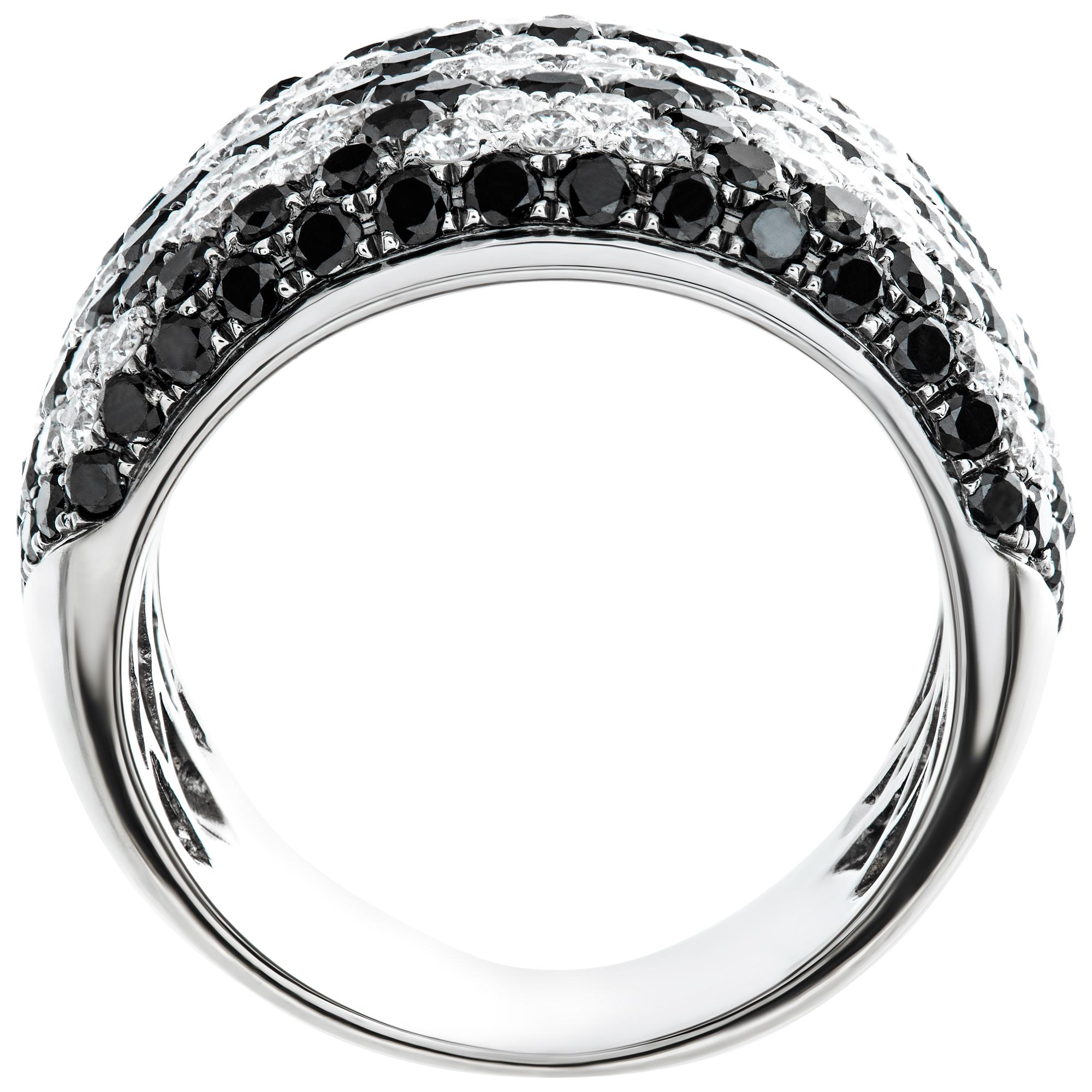 Women's B&W diamonds ring set in white gold diamonds approx weight 3.00 carats Size 5. For Sale