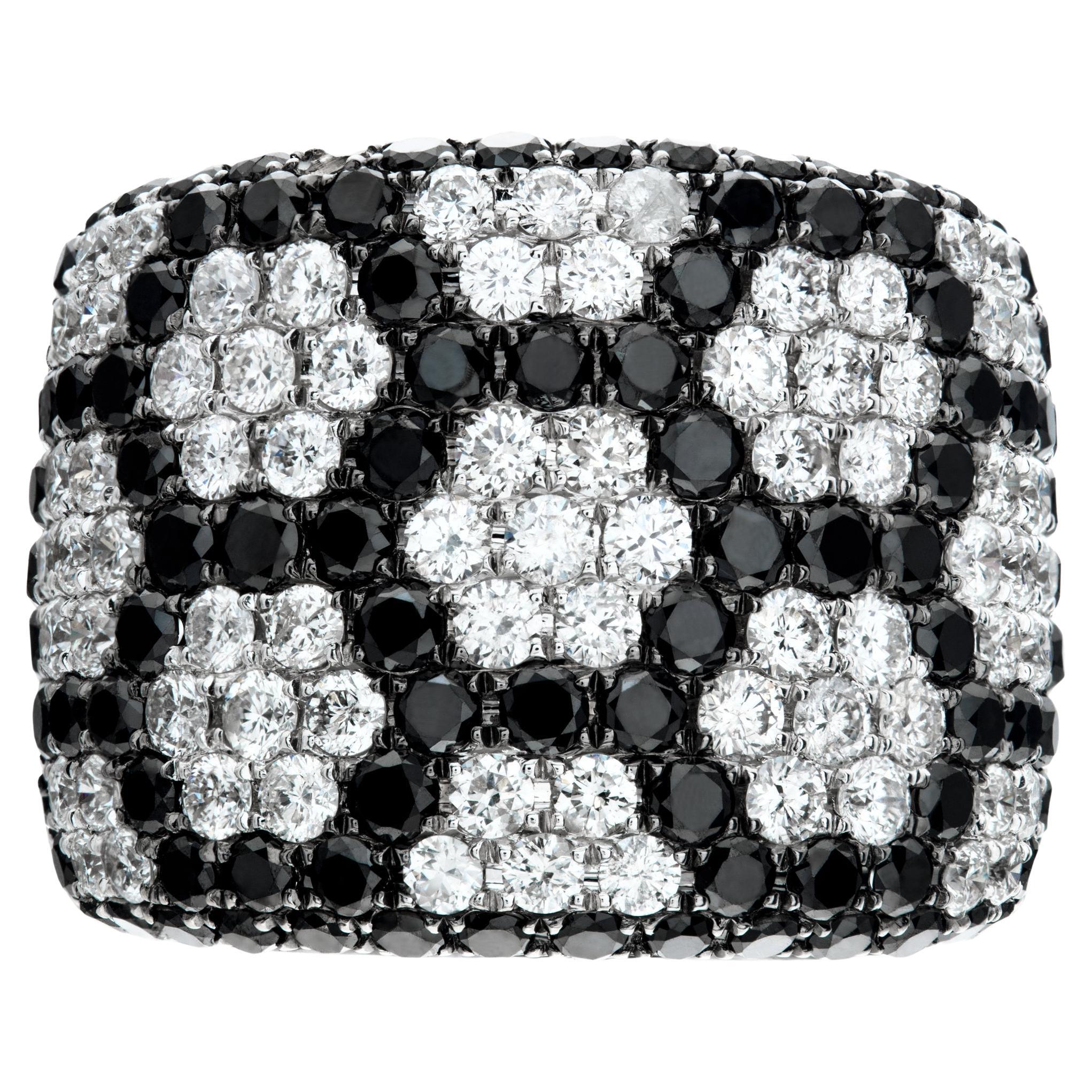 B&W diamonds ring set in white gold diamonds approx weight 3.00 carats Size 5. For Sale