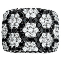 B&W diamonds ring set in white gold diamonds approx weight 3.00 carats Size 5.
