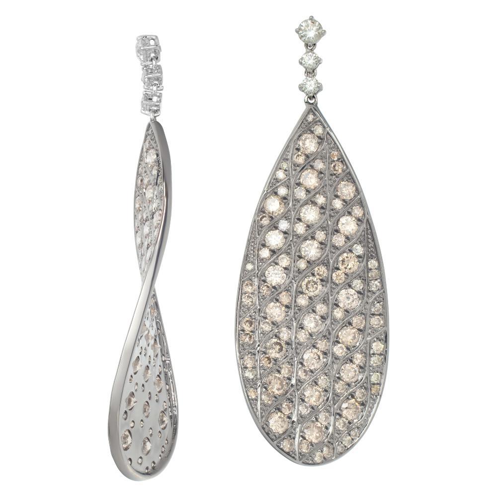 B&W rhodium gold dangling diamond earrings w/ white & pink color diamonds In Excellent Condition For Sale In Surfside, FL