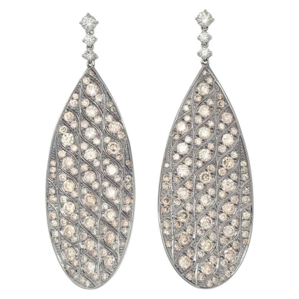 B&W rhodium gold dangling diamond earrings w/ white & pink color diamonds For Sale