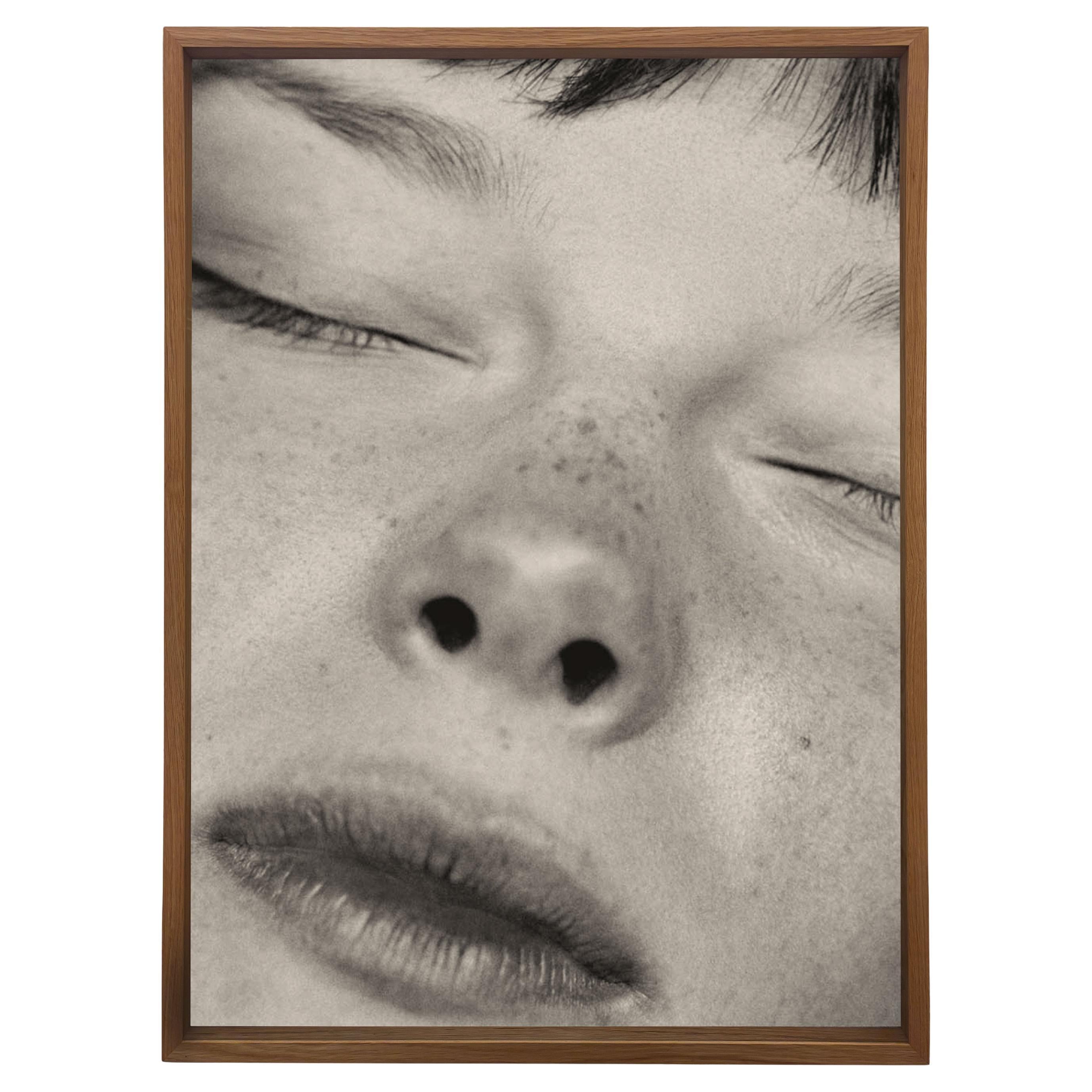 Fotografia con stampa ilford in bianco e nero "Sleeper" della serie Light Therapy di Zoltan Tombor
