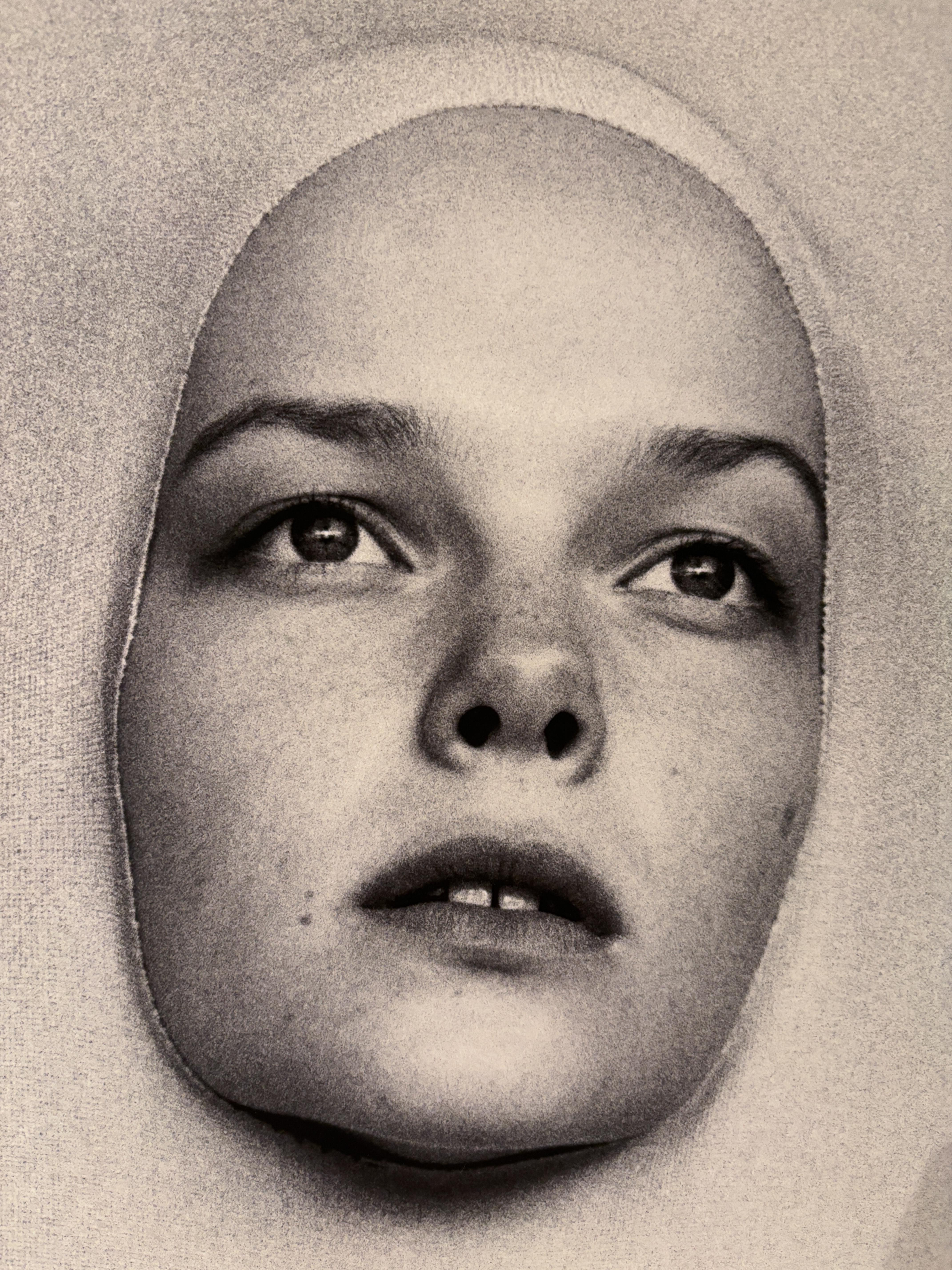 Quando ho creato la serie Light Therapy, mi sono preoccupata di sentimenti come la reclusione, l'isolamento, l'incertezza o la mancanza di un futuro e ho esaminato gli effetti di queste emozioni spesso contraddittorie. A causa degli eventi della