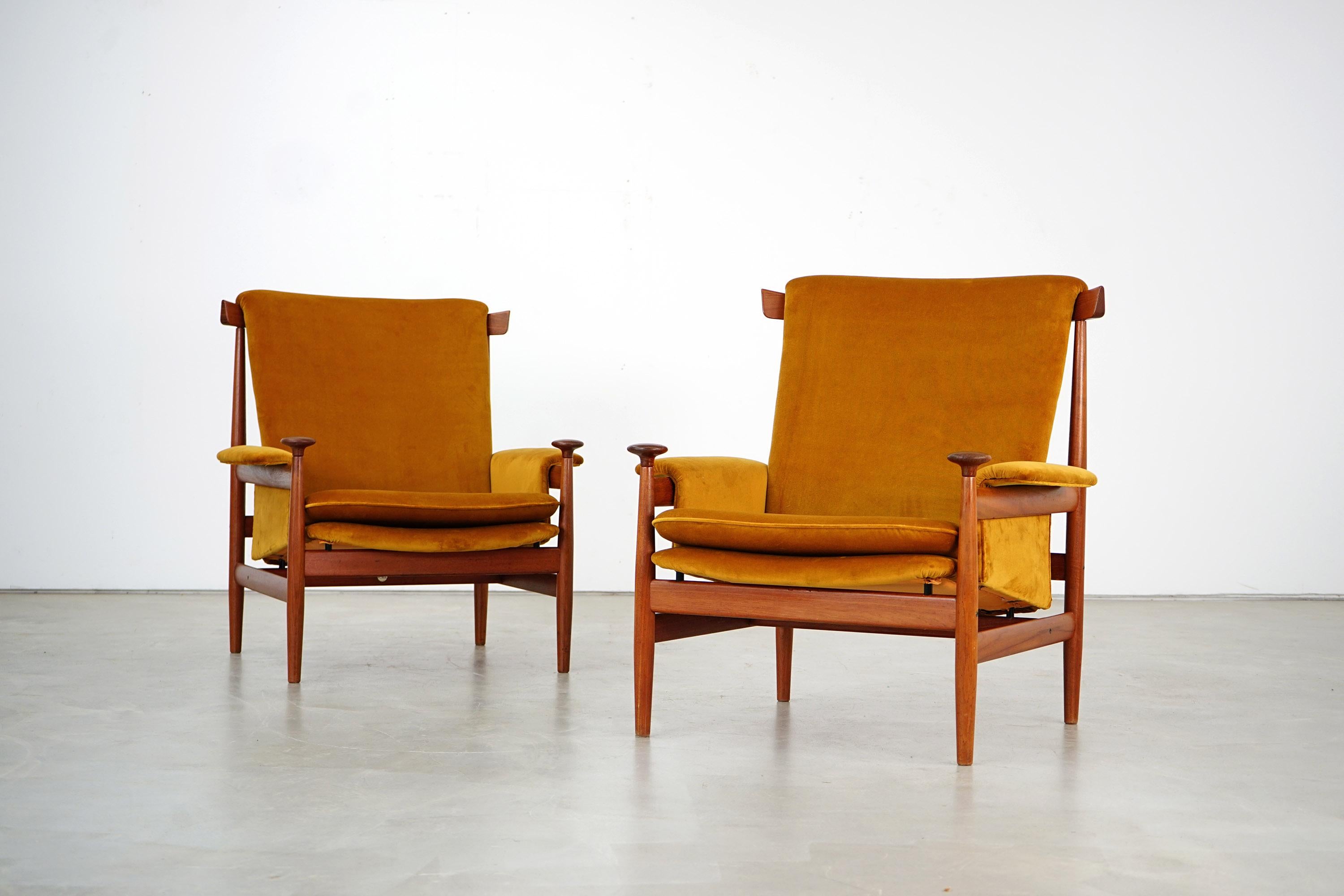 Like its famous predecessor, the model 152, also called Bwana Chair, shows similarities to traditional African design. The solid teak chair was upholstered in a soft yellow. The chair is marked by the manufacturer by a sticker.
 