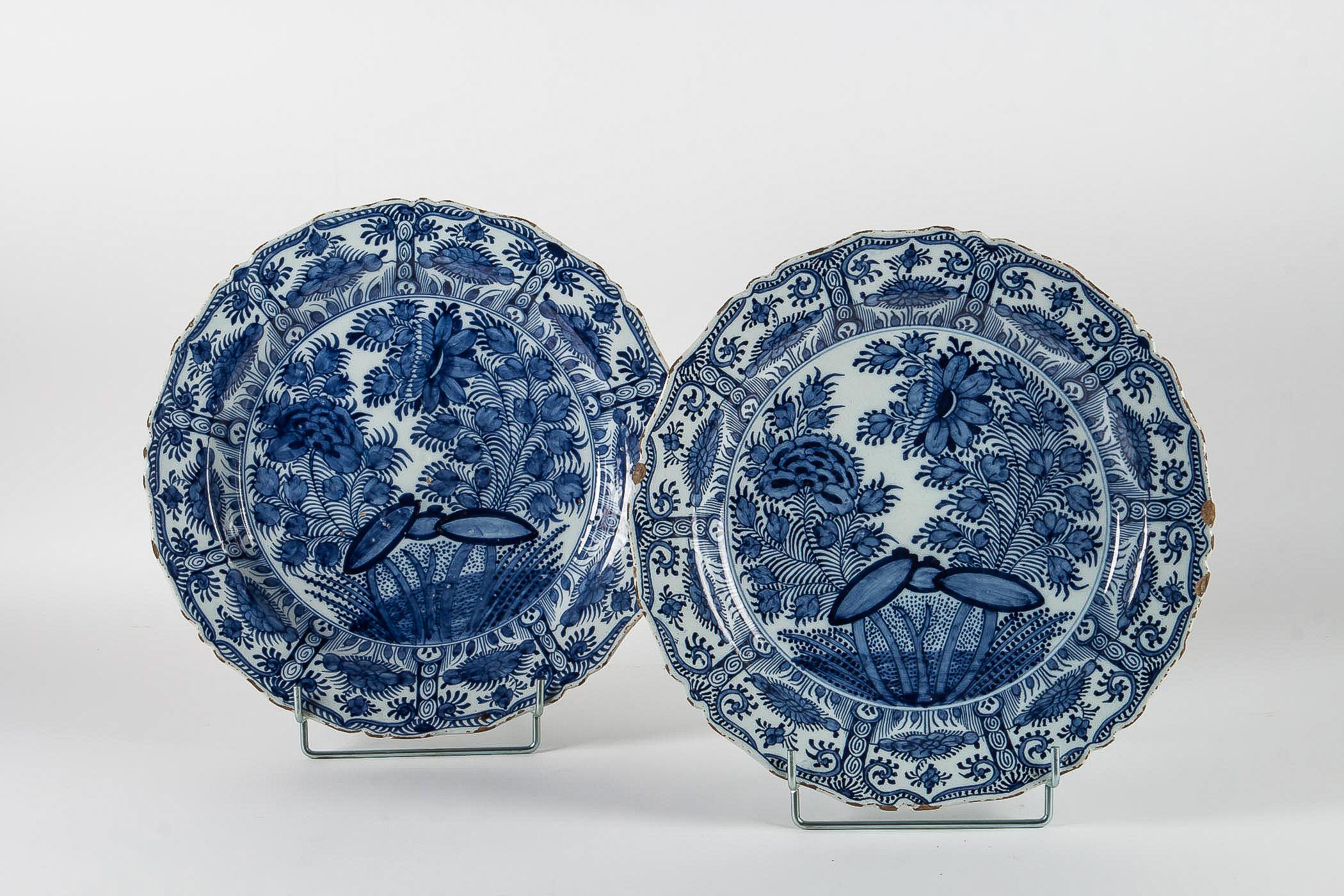 18th Century, Rare Pair of Faience Delft Round Dishes by Ax Porcelain Factory For Sale 7