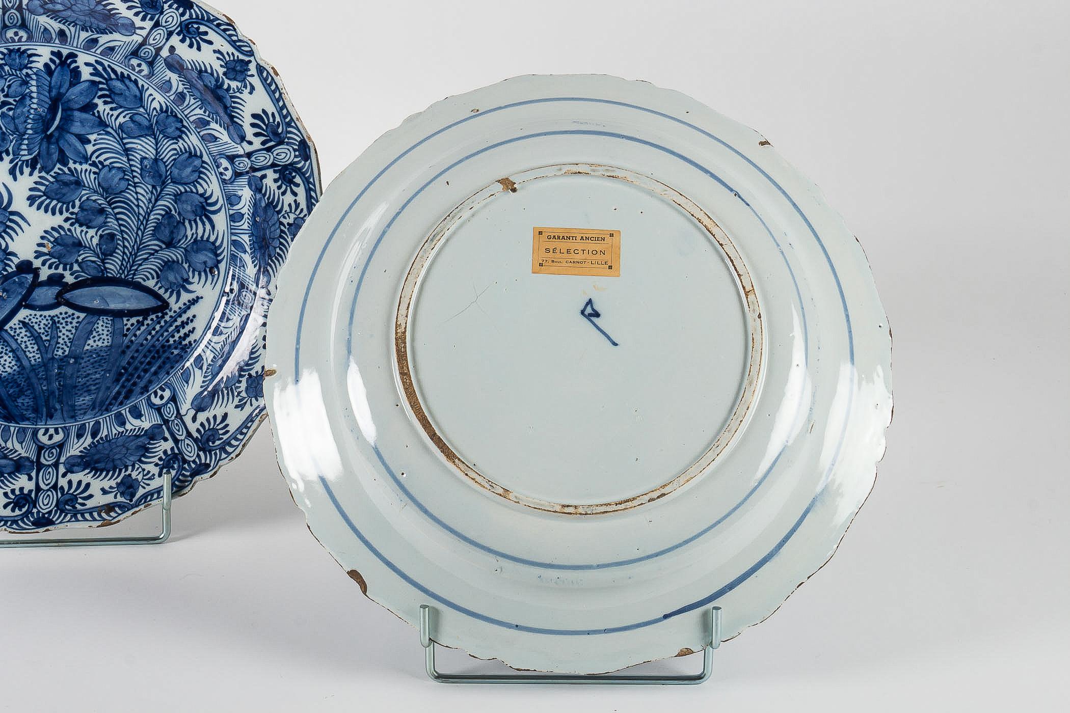 18th Century, Rare Pair of Faience Delft Round Dishes by Ax Porcelain Factory For Sale 3