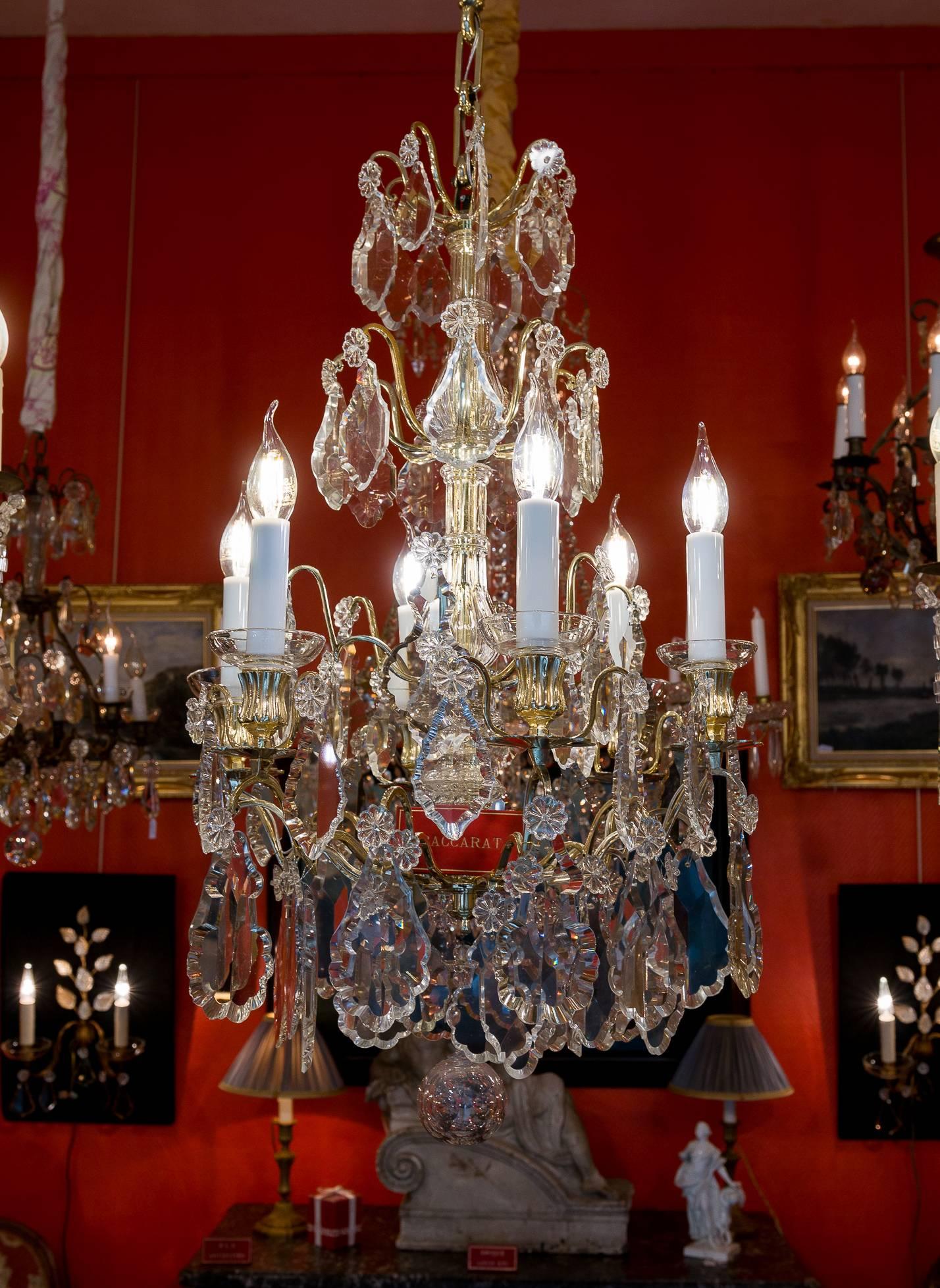 We are pleased to present you, beautiful ormolu and hand-cut crystal, small chandelier in the Classic Louis XVI style.
Our chandelier is composed of six perimeter arm lights.
Excellent quality white hand-cut crystal pieces, plaques and one