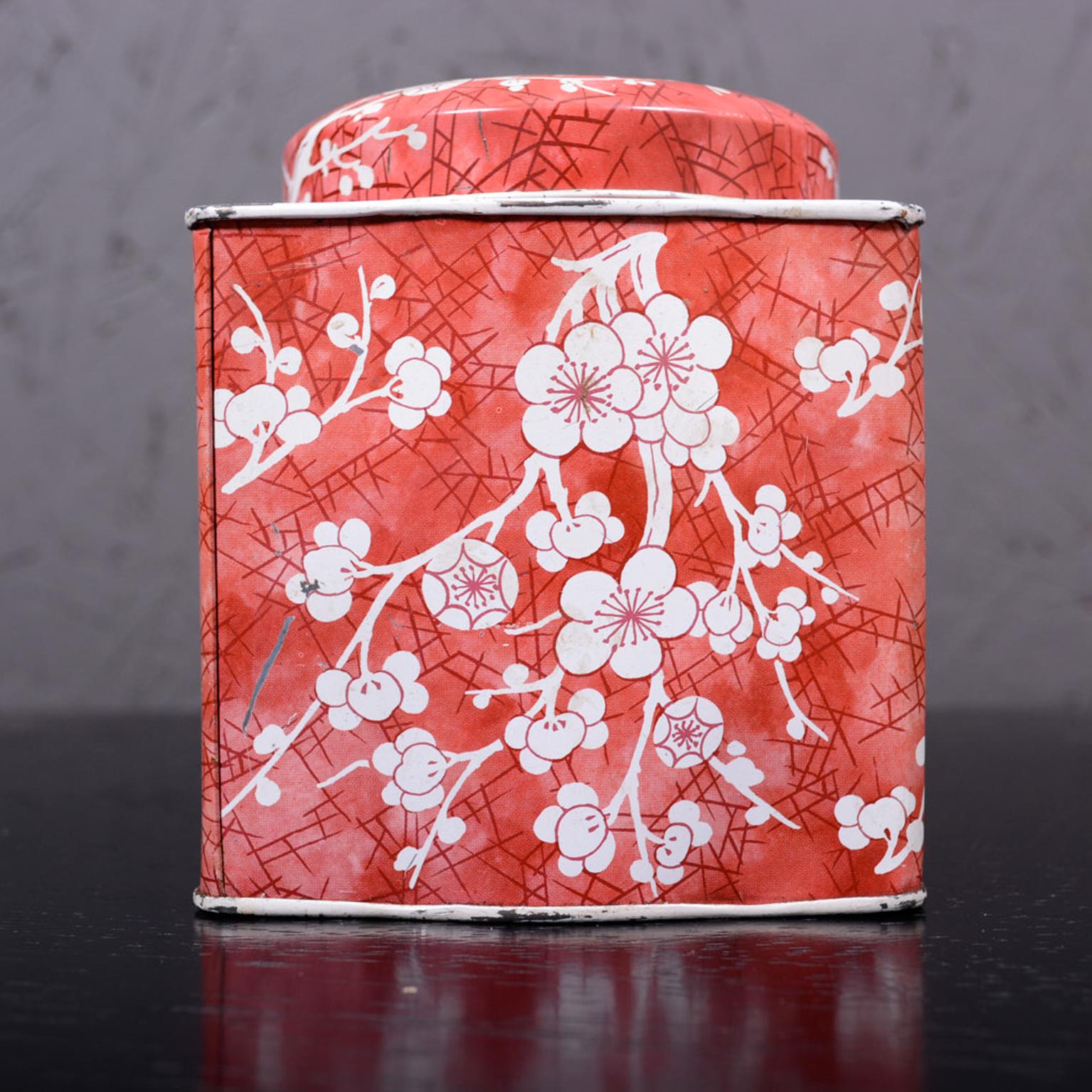 Pretty Vintage canister container designed by Daher Lidded Red Floral Tin Long Island NY made in England
Maker stamped. Daher Decorative Ware.
Measures: 4 x 4 x 4.38 H inches
Unrestored Vintage Preowned Condition.
See images please.
 