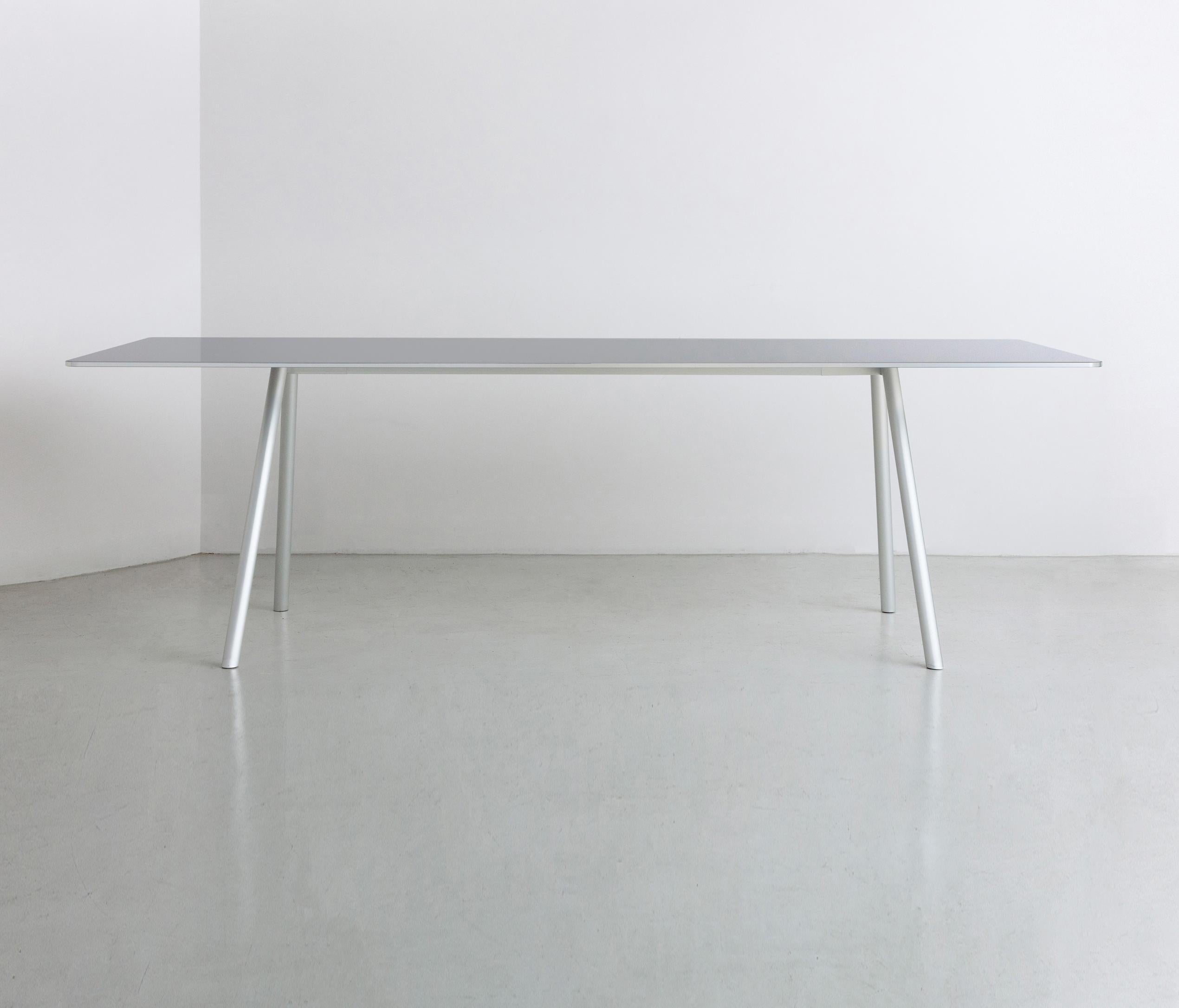 Entworfen von Keiji Takeuchi

By Interiors untermauert sein Aluminium-Tischsystem mit einer leichten, aber bemerkenswert stabilen Tischplatte aus ultradünner Aluminiumwabe. Die gesamte Platte aus flugzeugtauglichem Material wird nach der Bearbeitung