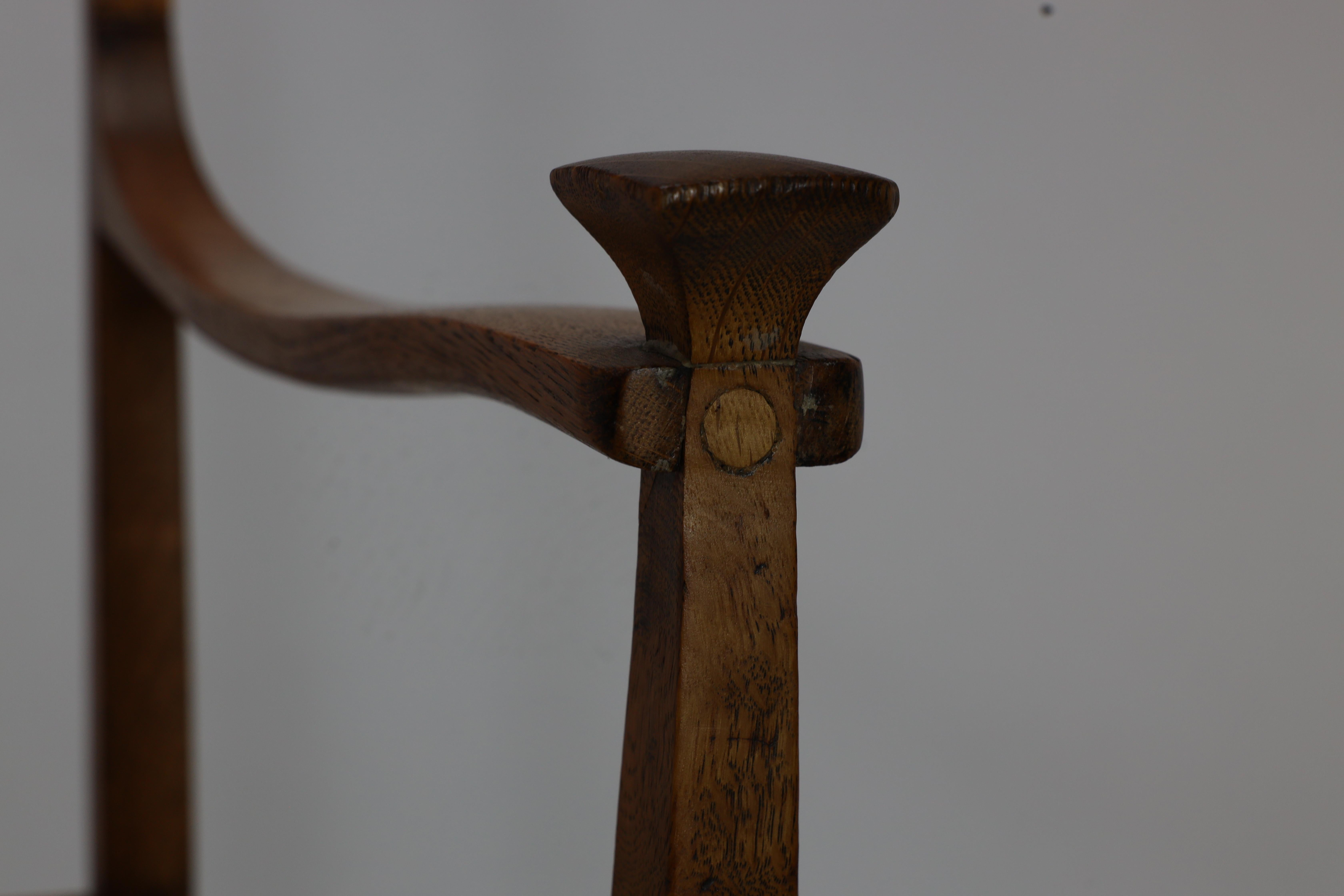 J S Henry Arts & Craft Esszimmerstuhl aus Eiche mit thronähnlichen Kappen und einer geschwungenen Rückenlehne im Angebot 3