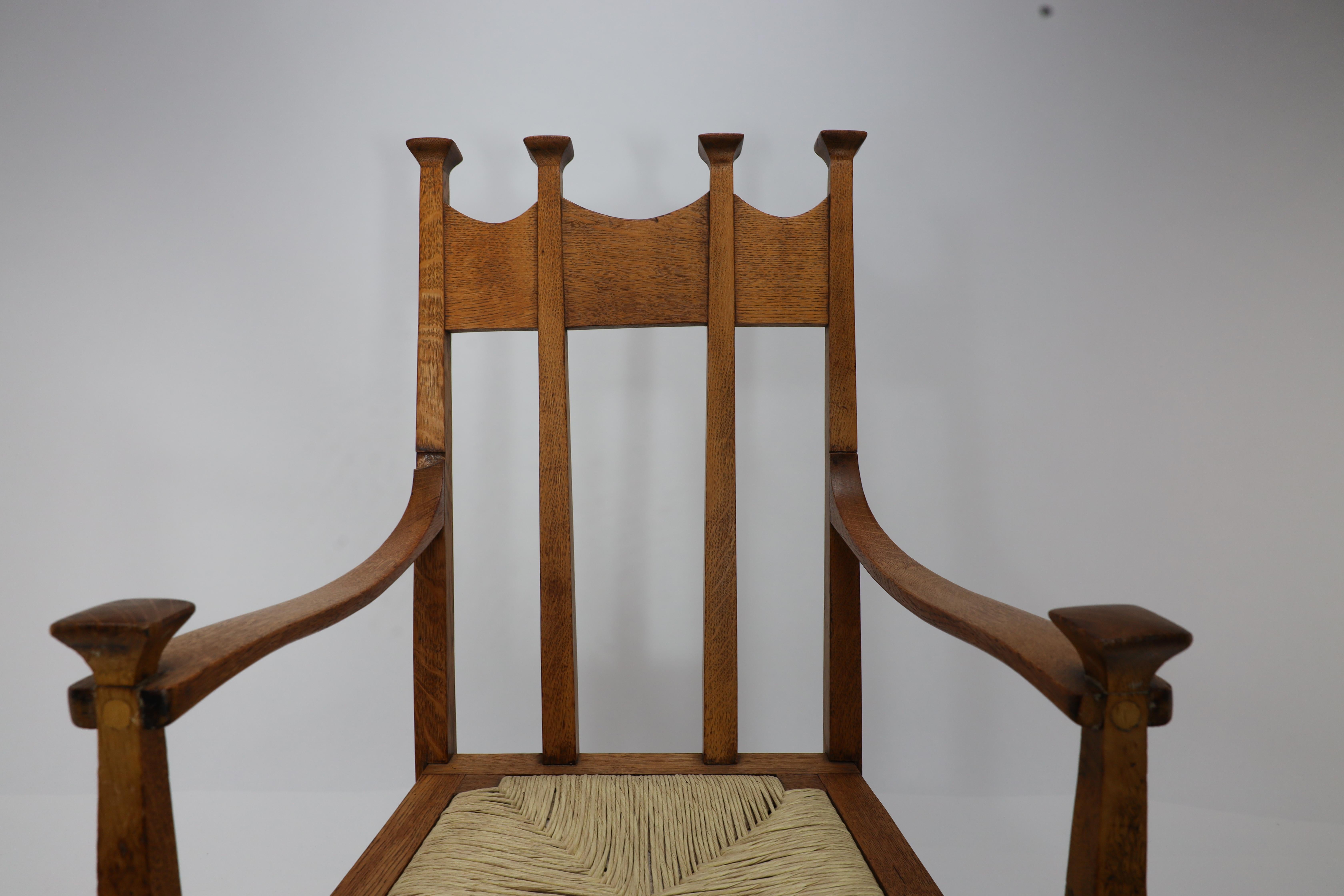 Début du 20ème siècle J.S HENRY Chaise de salle à manger en chêne, de style Arts & Crafts, avec un dossier en forme de trône. en vente