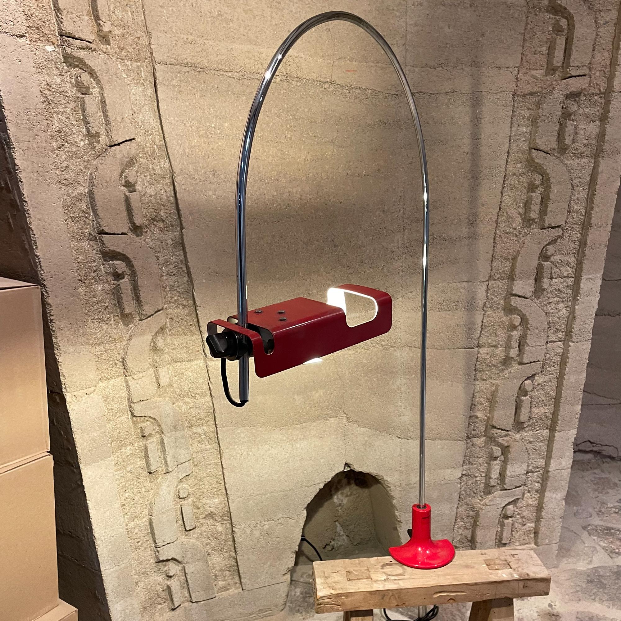 1969 Joe Colombo Architectural Red Spider Task Desk Lamp by Oluce Italy In Good Condition For Sale In Chula Vista, CA