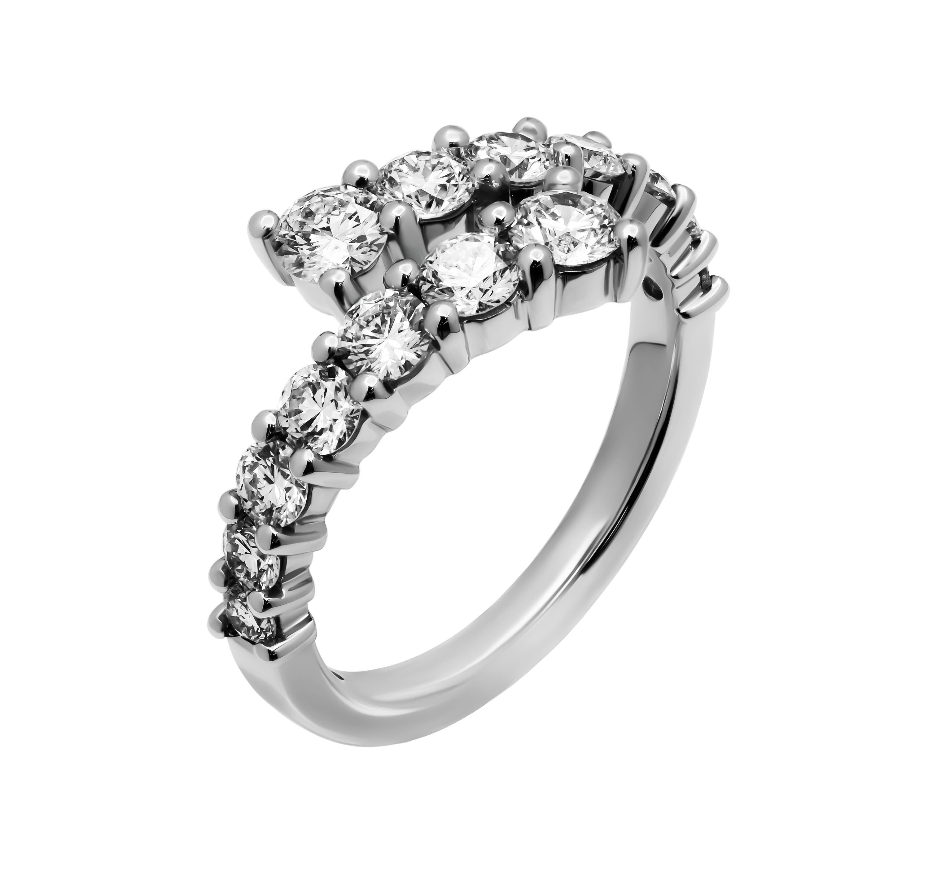 Prova l'eleganza moderna di questo squisito anello Bypass, magistralmente realizzato in lussuoso platino. Questo sofisticato pezzo presenta un peso totale di 1,26 carati di diamanti bianchi brillanti, scelti meticolosamente per il loro eccezionale