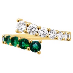 Anillo By Pass con Diamantes y Esmeraldas Verdes