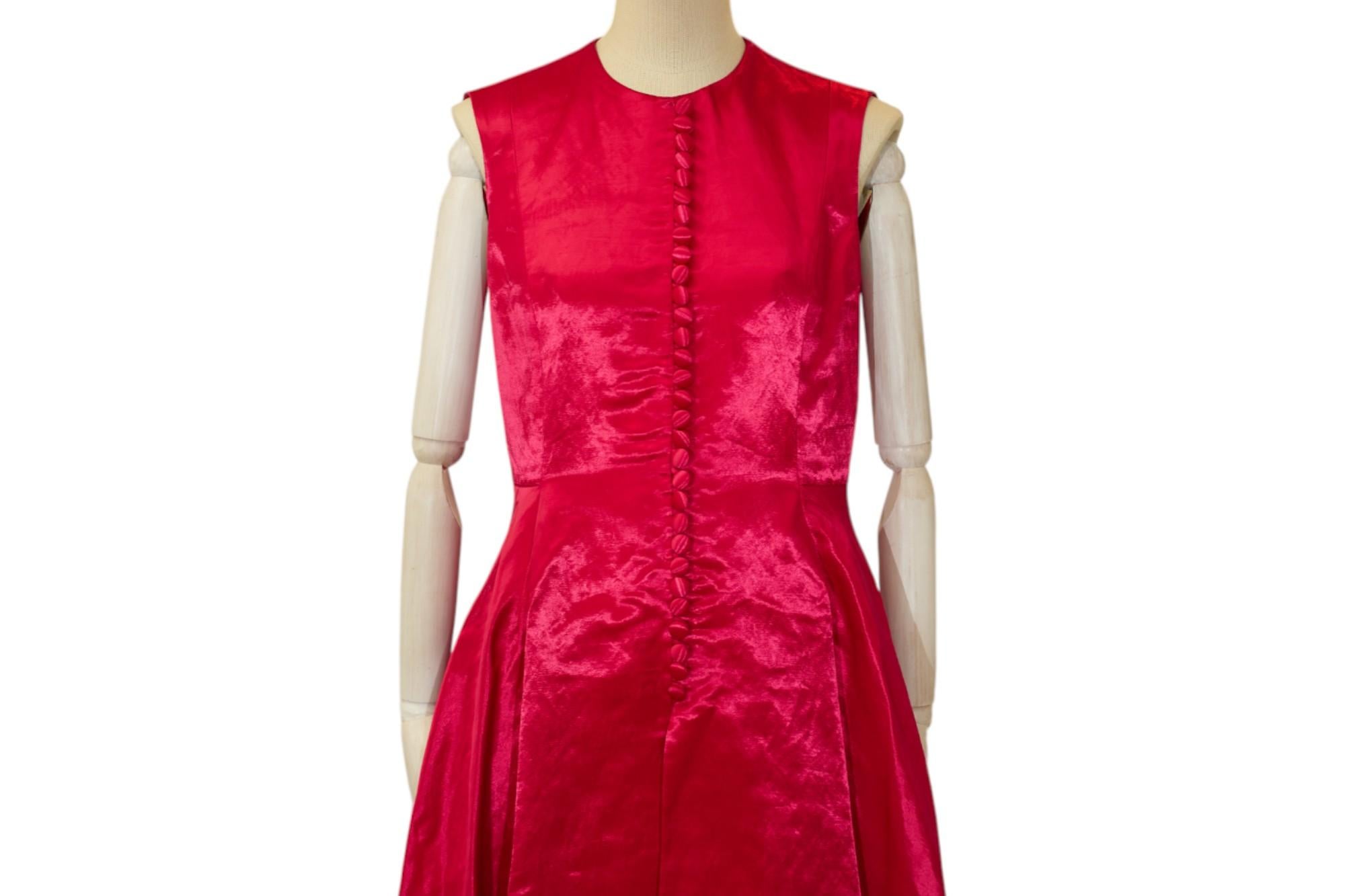 Raf Simons per Dior: abito da sera rosa acceso dal design elegante e raffinato.

Marchio: Dior
Periodo: anni 2010
Materiale: Misto lino
Dimensioni: F40
Origine: Made in France
Condizioni: Molto buono

Nuovo: Condizioni perfette, senza segni di