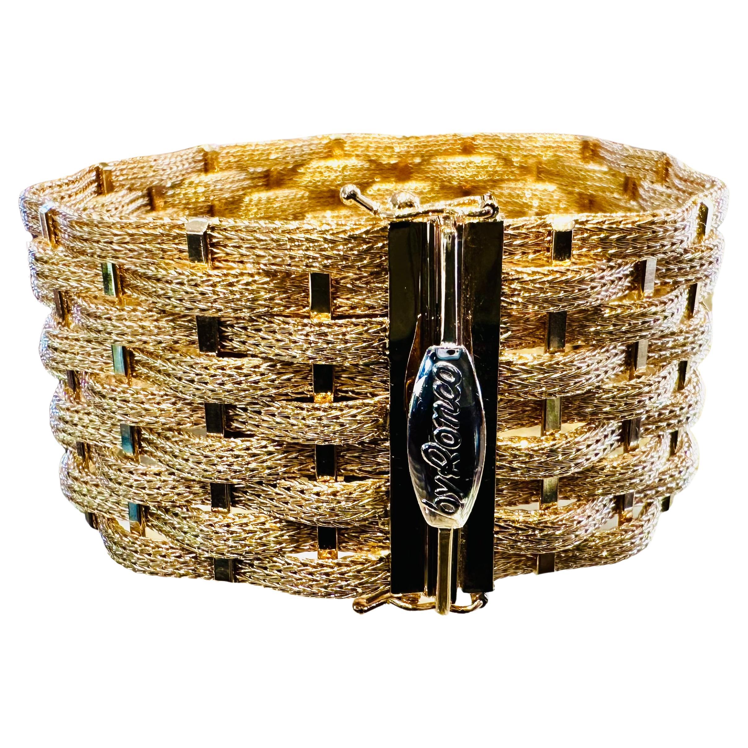 Dieses außergewöhnliche Armband aus 18 Karat Gelbgold mit der Signatur By Ronco ist viel mehr als nur ein Schmuckstück: Es ist ein Fest der italienischen Handwerkskunst. Die sorgfältig gearbeitete, geflochtene Struktur zeichnet sich durch glänzende