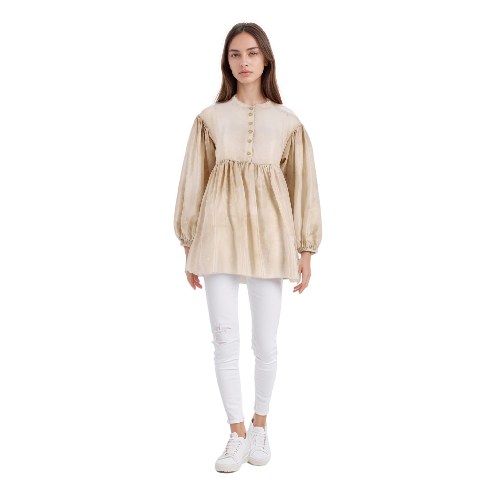 By Walid - Camicia con peplo in seta

Camicia peplum beige in seta con arricciatura in vita.

Maniche lunghe a palloncino e scollatura con bottoni. Prezzo di listino circa 680 euro

Taglia - S

Condit - Molto buono (segni minori)

Composizione -