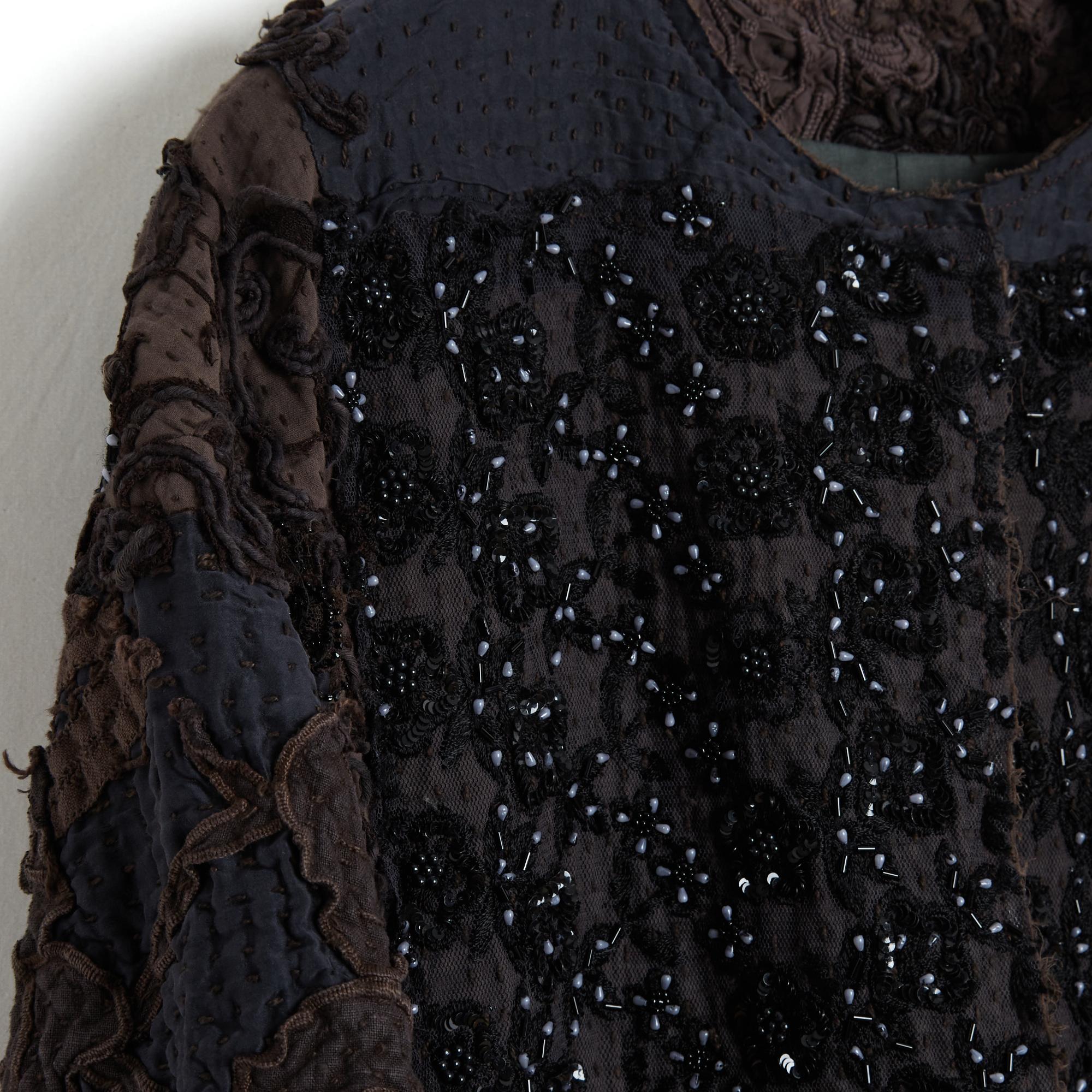Cappotto o giacca lunga di Walid in seta patchwork marrone scuro e antracite, interamente ricamato con fili tono su tono e dettagli e motivi in perline di vetro, paillettes e tulle, colletto rotondo chiuso sul davanti da un grande bottone a