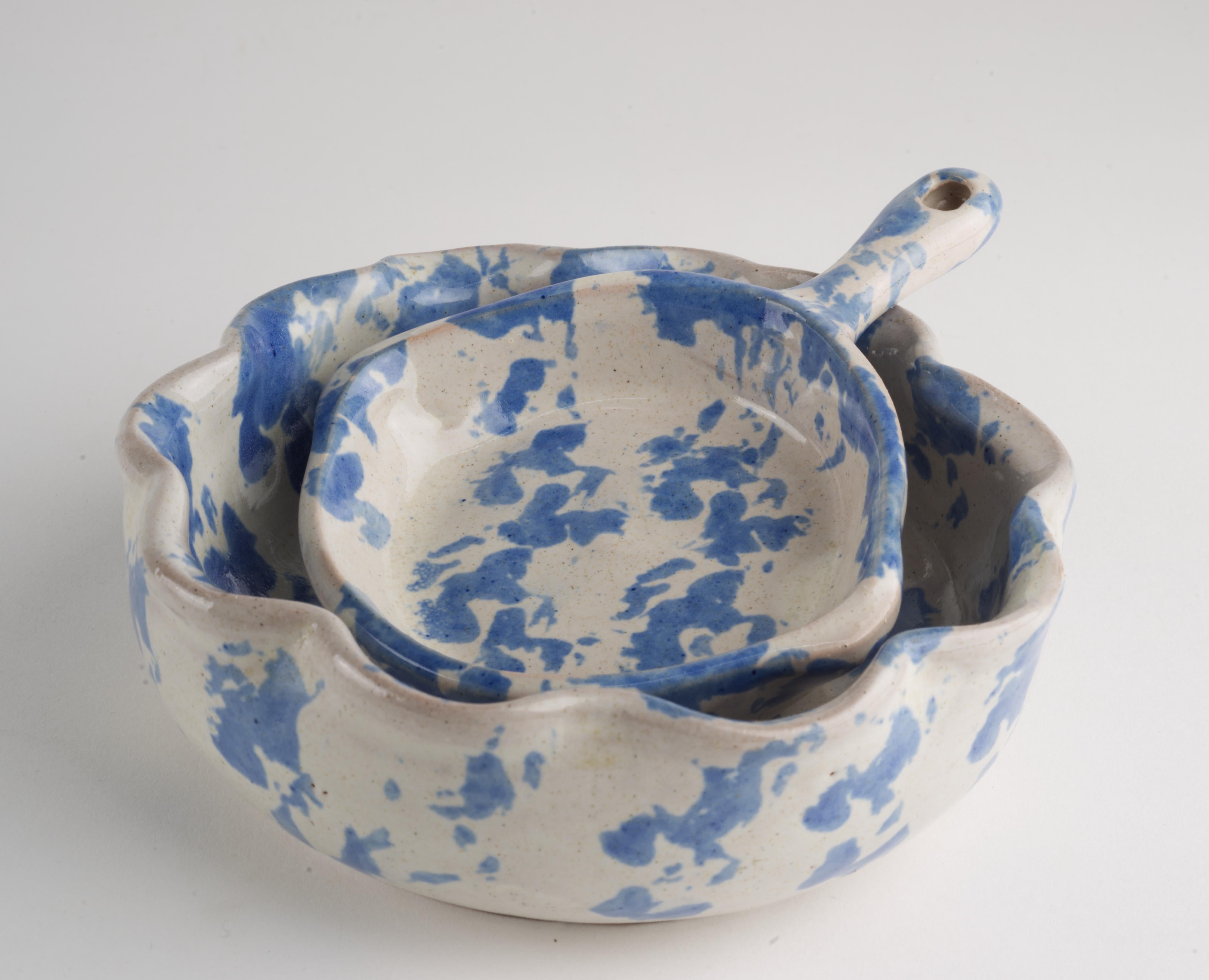  Das Set aus 2 Servierschalen wurde von Bybee Pottery handgefertigt und von Hand im Stil ihres Markenzeichens, der blauen Spongeware, dekoriert. Die kleine Gewürzschale hat die Form einer Pfanne, die Servierschale die traditionelle runde Form mit