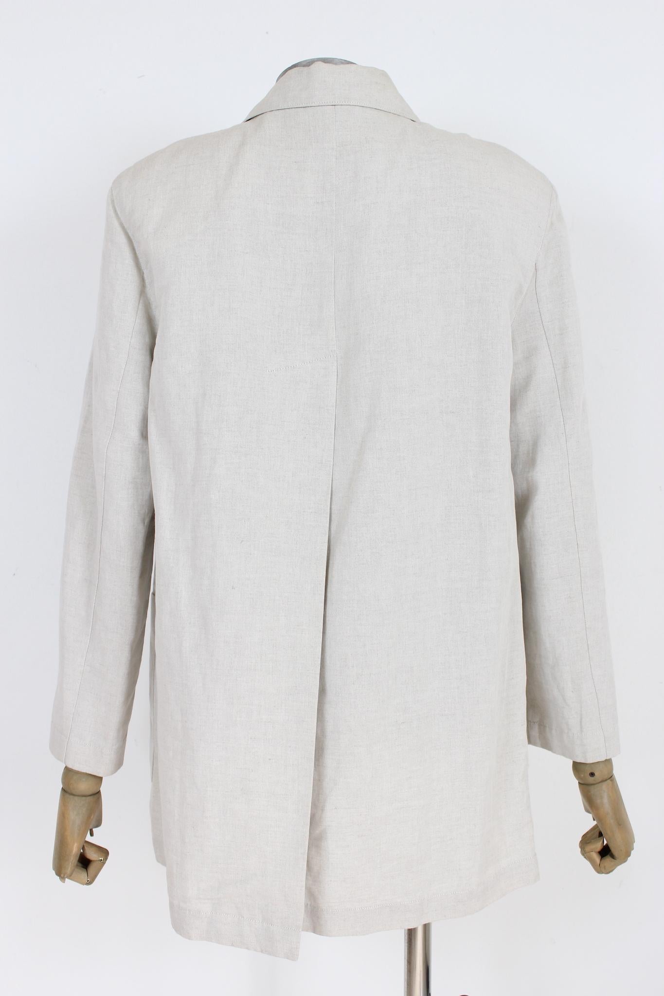 This vintage Byblos jacket is the perfect blend of style and comfort. The slim fit design and linen fabric make it perfect for any casual occasion, while the double vent and shoulder pads add a touch of elegance. The beige color is versatile and can