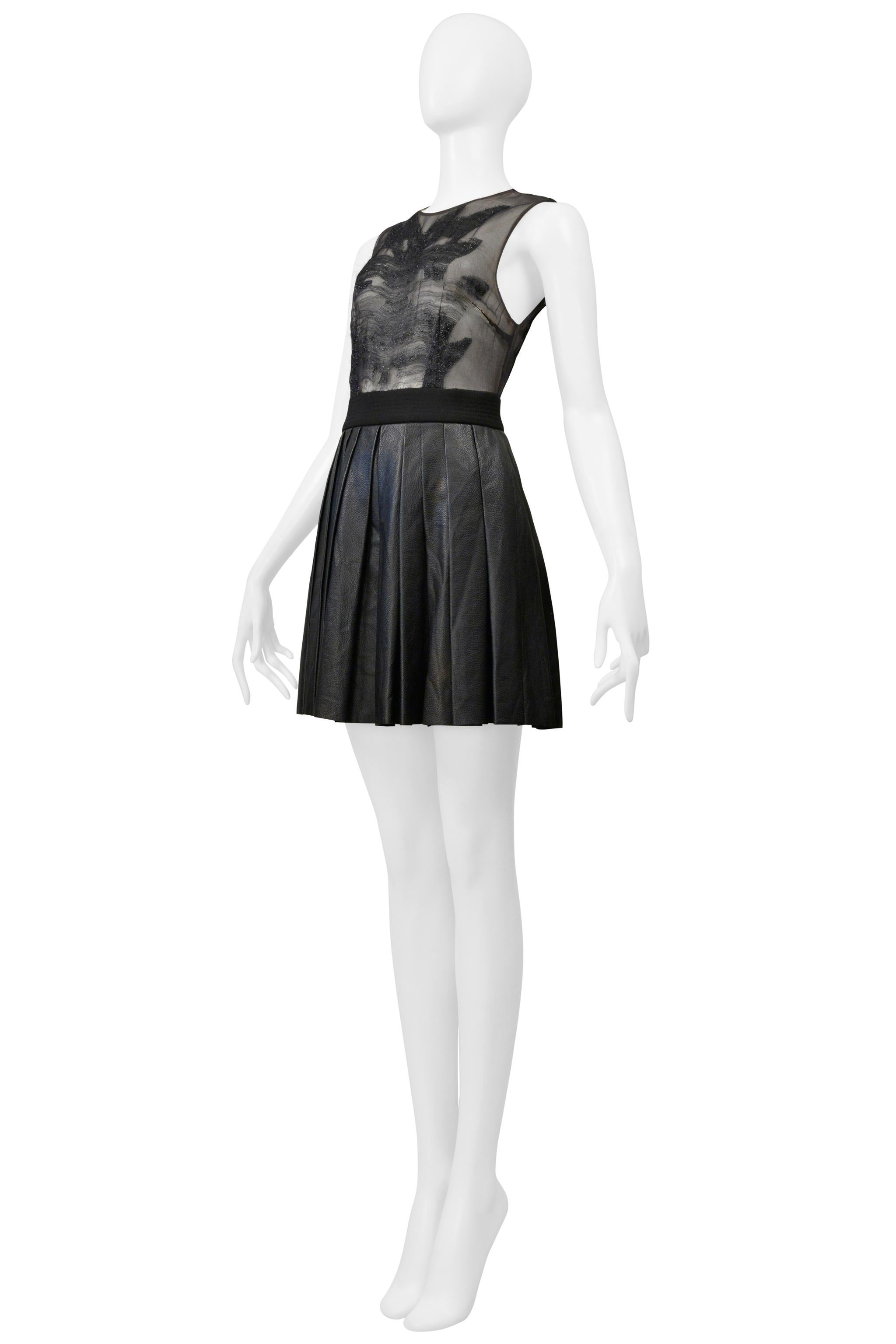 Byblos Minivestido negro con parte superior transparente y falda de piel plisada Negro en venta