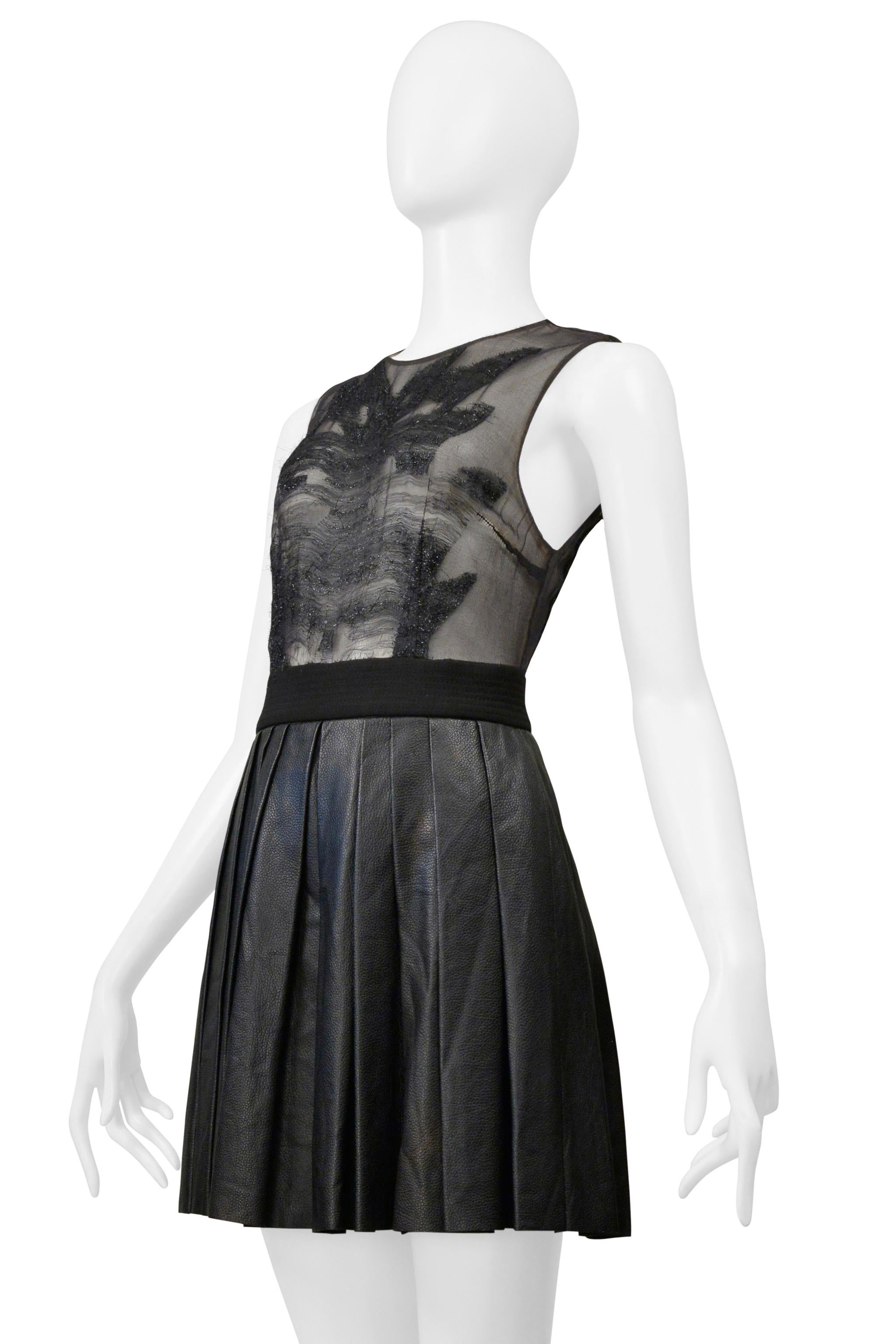 Byblos Minivestido negro con parte superior transparente y falda de piel plisada en Bueno estado para la venta en Los Angeles, CA