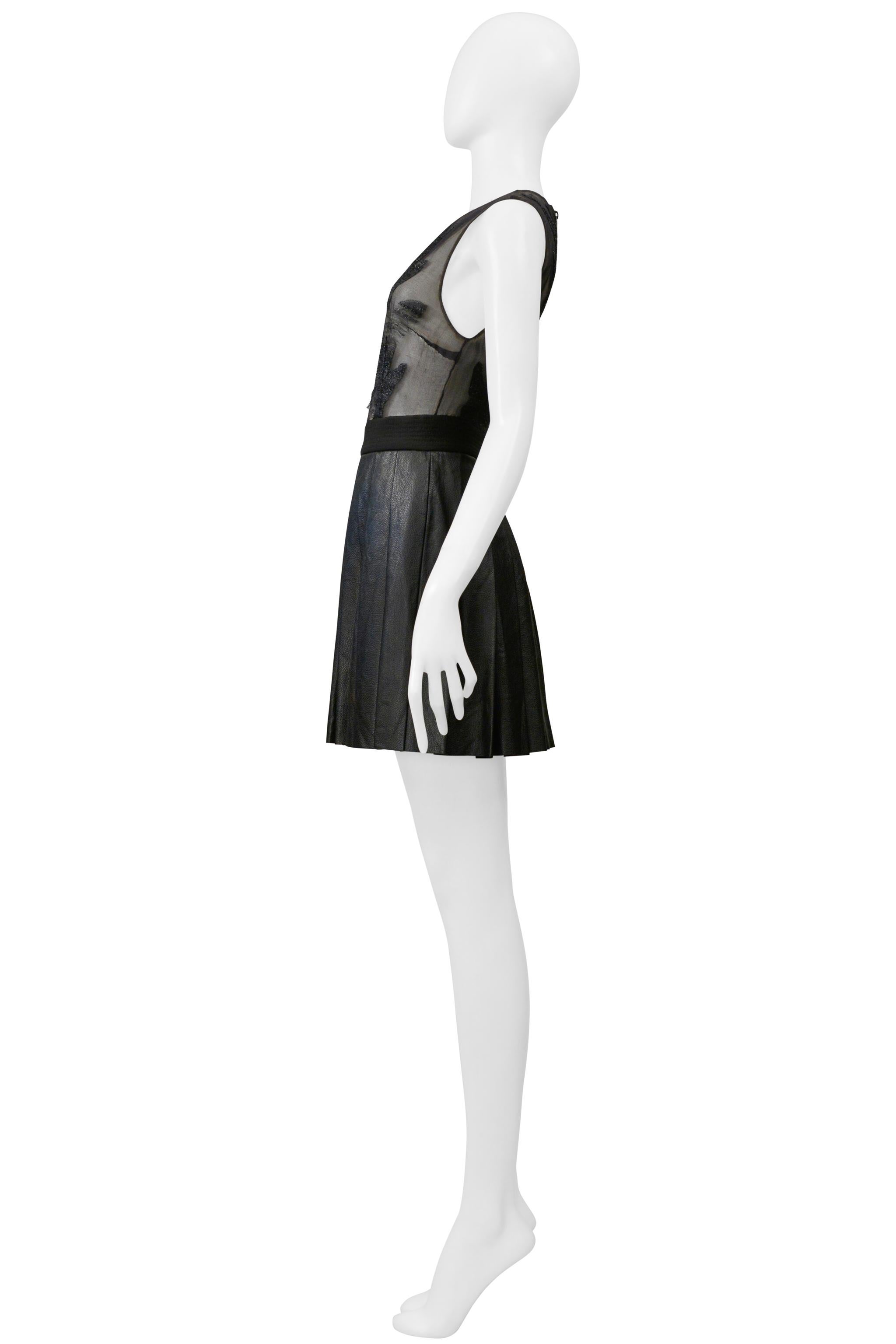 Byblos Minivestido negro con parte superior transparente y falda de piel plisada en venta 1