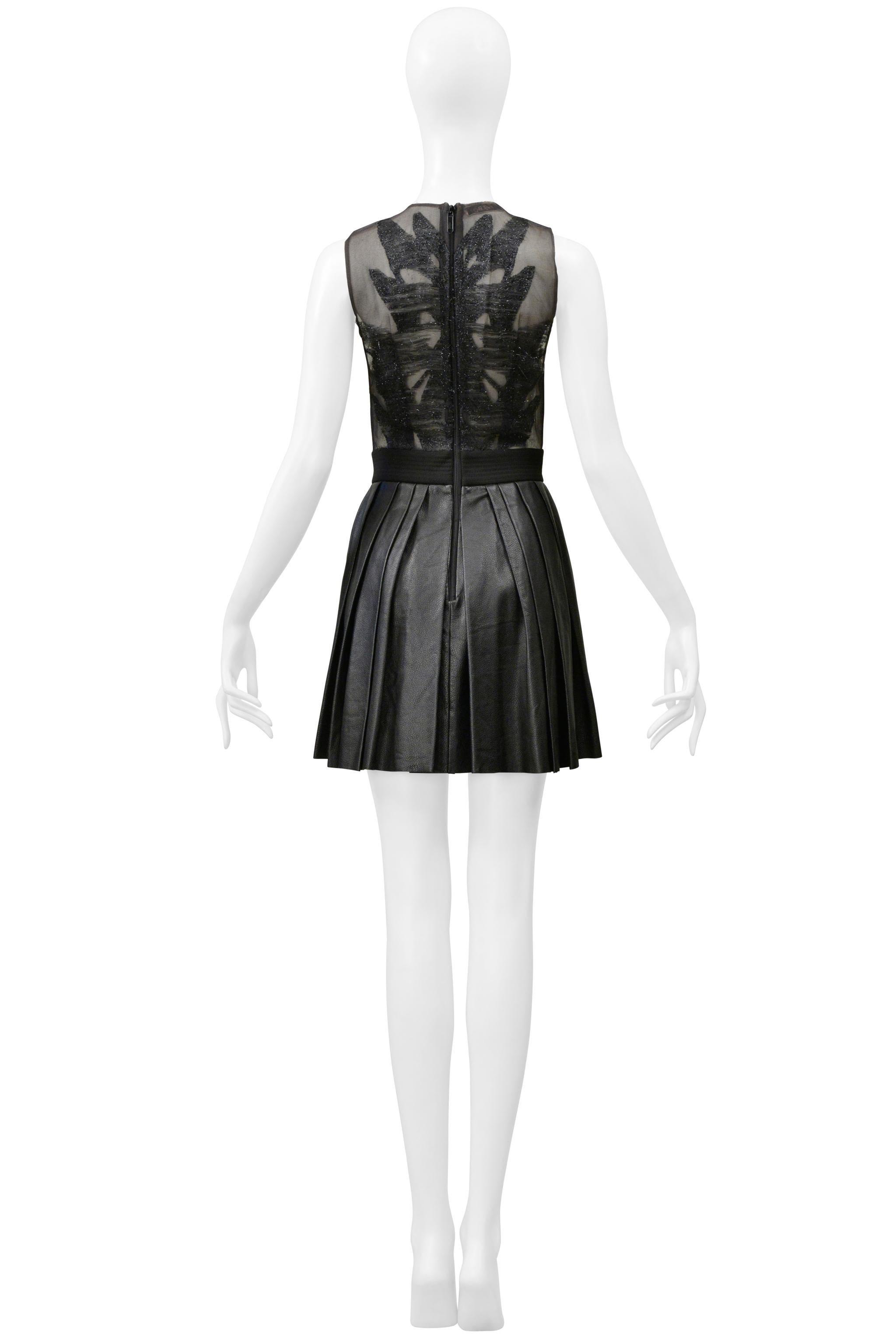 Byblos Minivestido negro con parte superior transparente y falda de piel plisada en venta 2