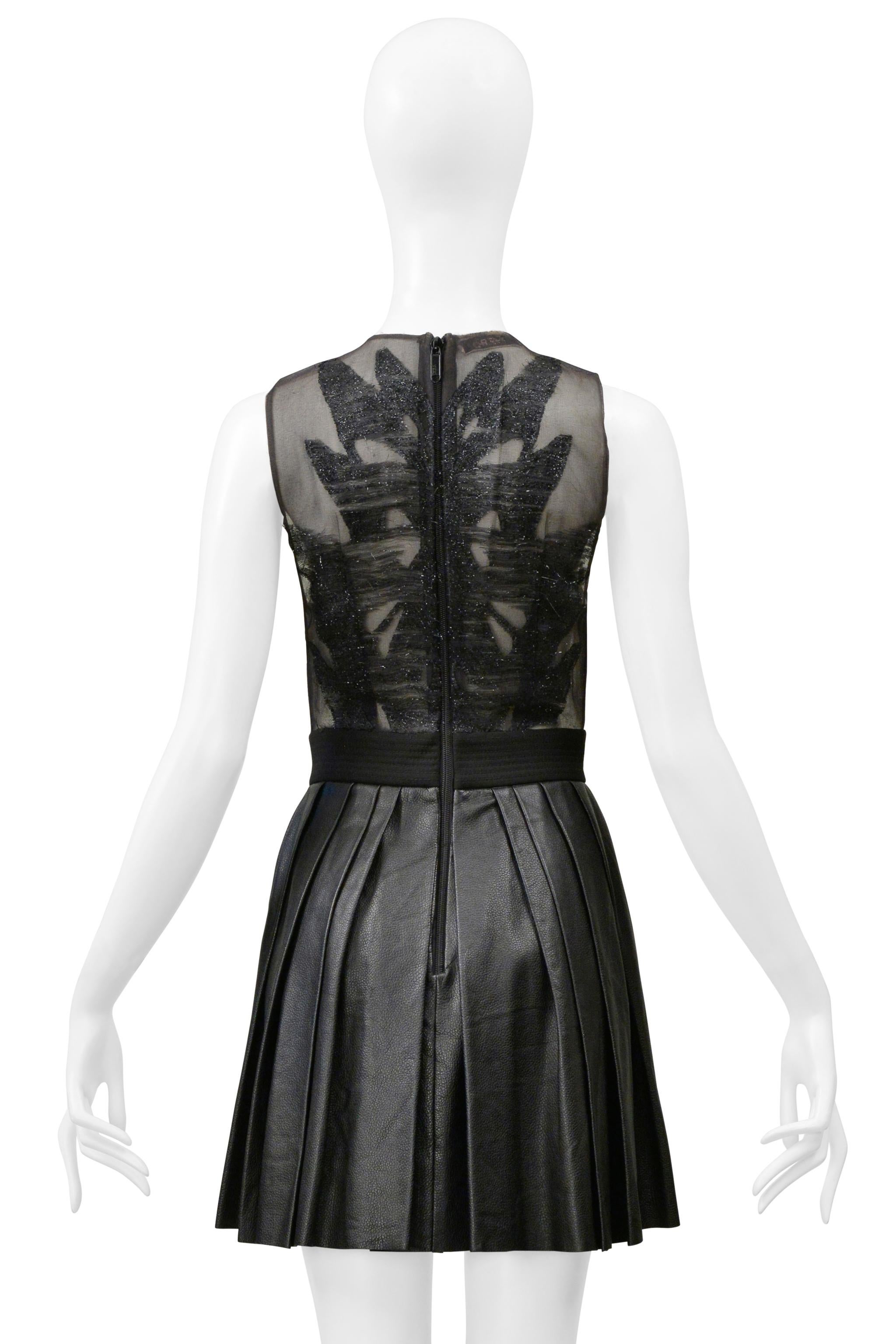 Byblos Minivestido negro con parte superior transparente y falda de piel plisada en venta 3