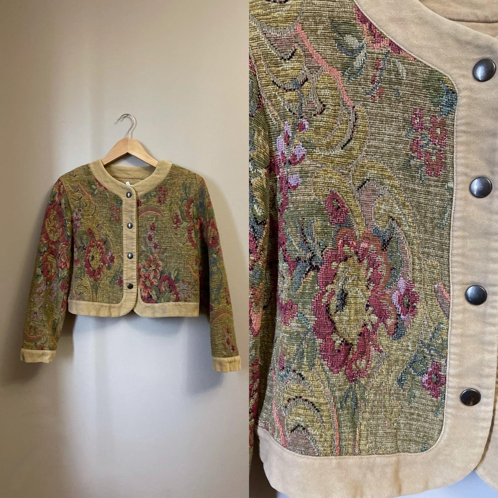 Vintage Byblos floral & paisley cropped jacket. round collar. solid camel beige placket, collar and cuffs. snap button closure

Circa: 1990s
Byblos - Made in Italy
Tagged Size 42
Camel Beige/Muted Green/Maroon
Condition: Excellent! The Byblos label