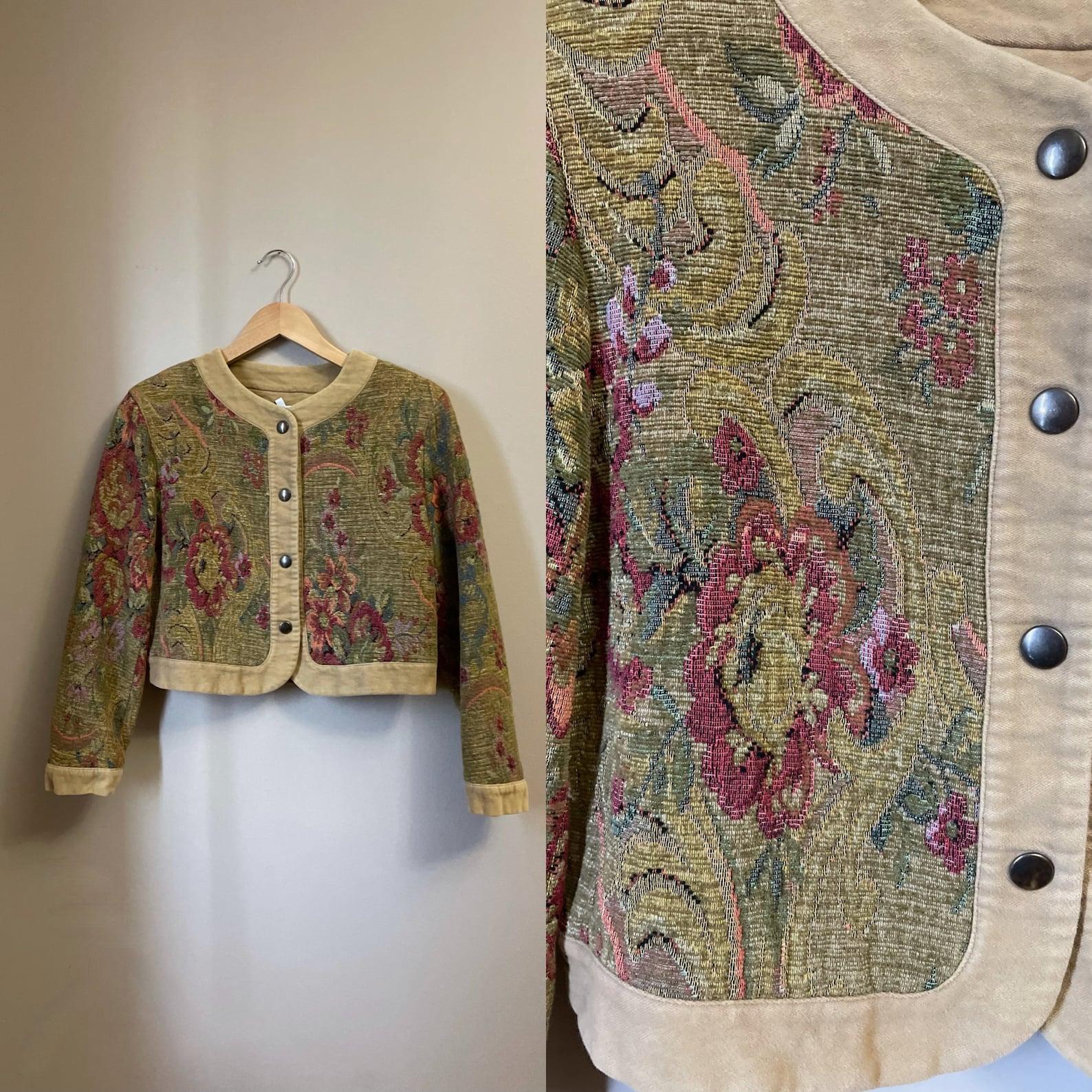 Vintage Byblos Jacke mit Blumen- und Paisleymuster. Runder Kragen. Knopfleiste, Kragen und Manschetten einfarbig camelfarben. Druckknopfverschluss

Circa: 1990er Jahre
Byblos - Hergestellt in Italien
Tagged Größe 42
Kamelbeige/Grün/Maroon
Zustand: