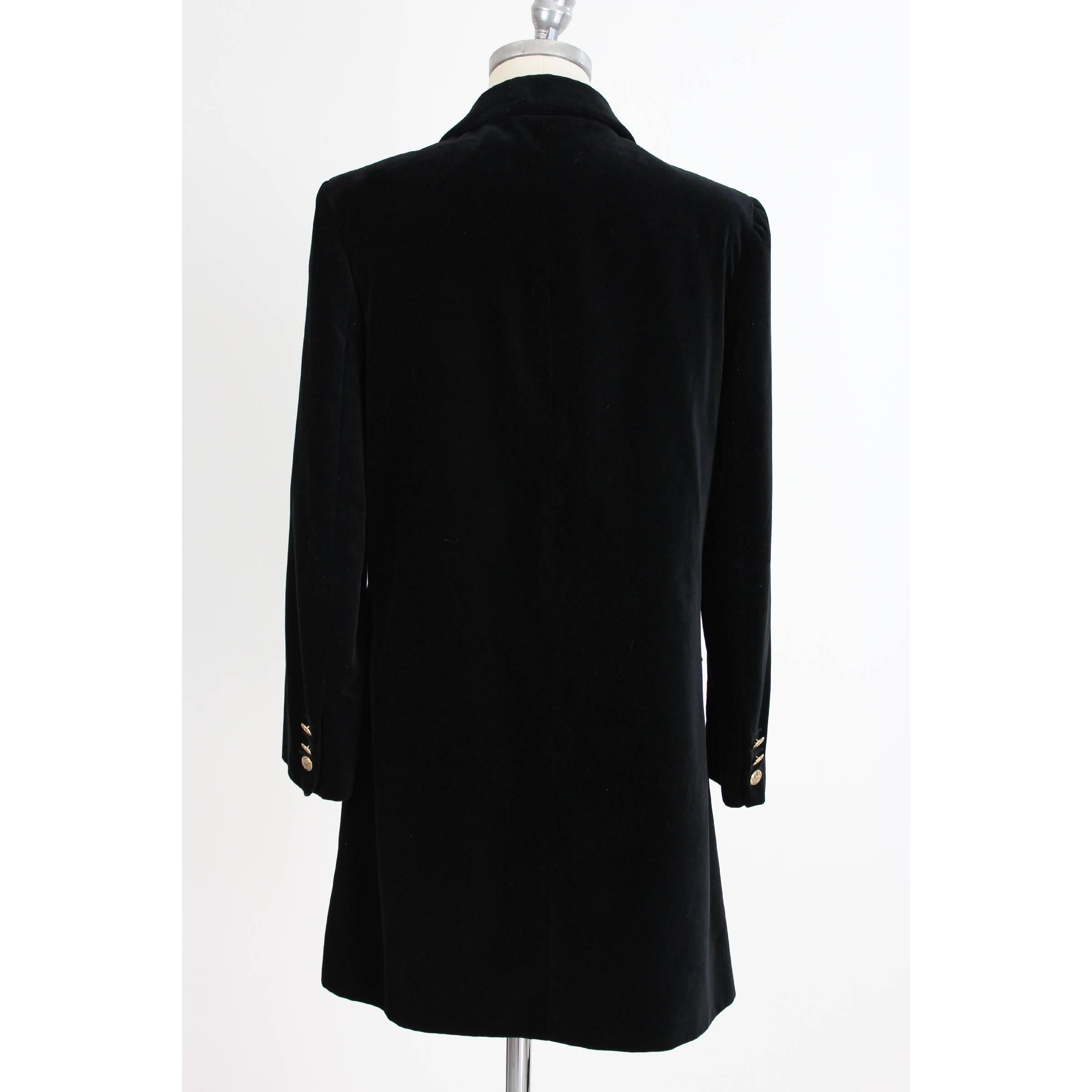 Byblos woman coat poncho type black color. Knee length with logoed gold button closure. Soft velvet fabric. Fully lined inside. Made Italy. Excellent vintage conditions.

Size 42 It 8 Us 10 Uk

Shoulders: 42 cm
Chest / bust: 48 cm
Sleeves: 59