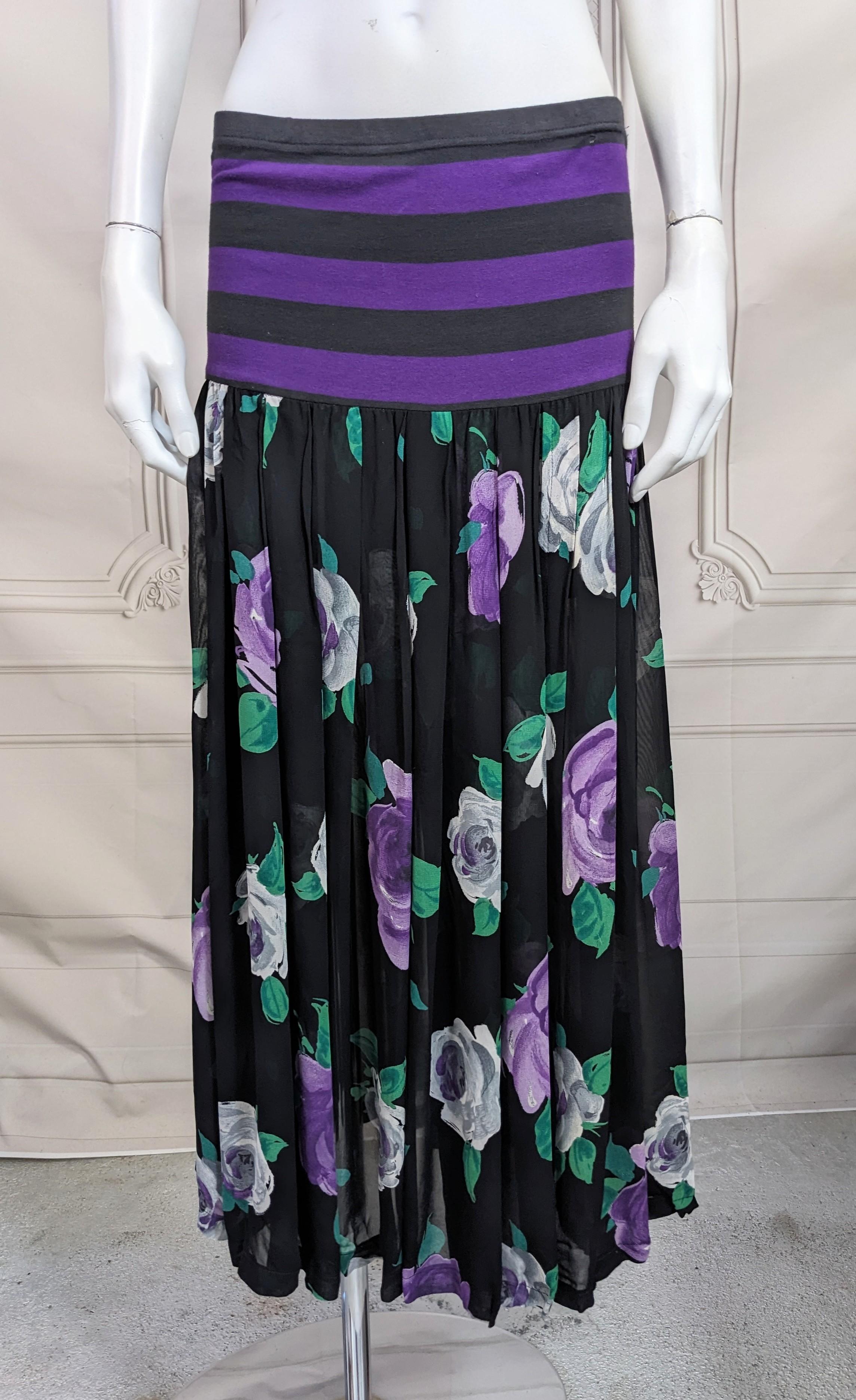 Byblos Jersey und geblümter Chiffon-Rock aus den 1980er Jahren. Lila und schwarz gestreifter Baumwoll-Stretch-Jersey auf durchsichtigem Viskose-Chiffon  geraffter Wickelrock. Das Jerseyband kann auch an den Hüften gerafft werden, um einen lässigen