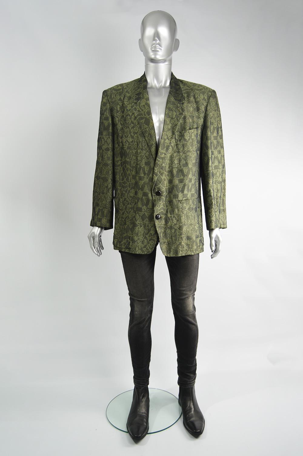 An amazing vintage Byblos (who Versace was once a creative director of) blazer from the 80s in a green patterned linen cotton blend with a printed half lining to keep it cool and airy for spring and summer. It has shoulder pads to create an edgy