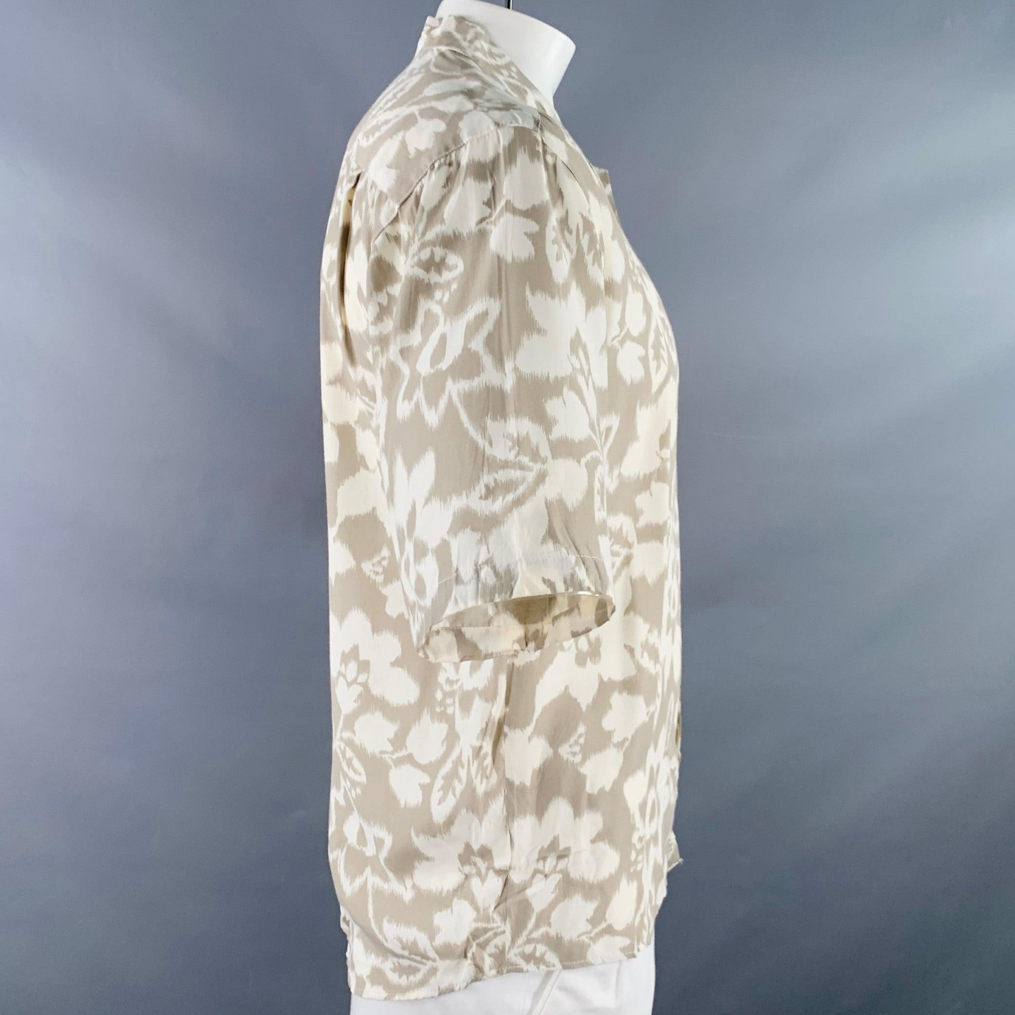 BYBLOS Kurzarm-Shirt
aus hellbraunem und cremefarbenem Stoff mit floralem Muster, einer Tasche und Knopfverschluss. Hergestellt in Italien, guter gebrauchter Zustand. Mehrere Markierungen, so wie sie sind. 

Markiert:   46 

Abmessungen: 
