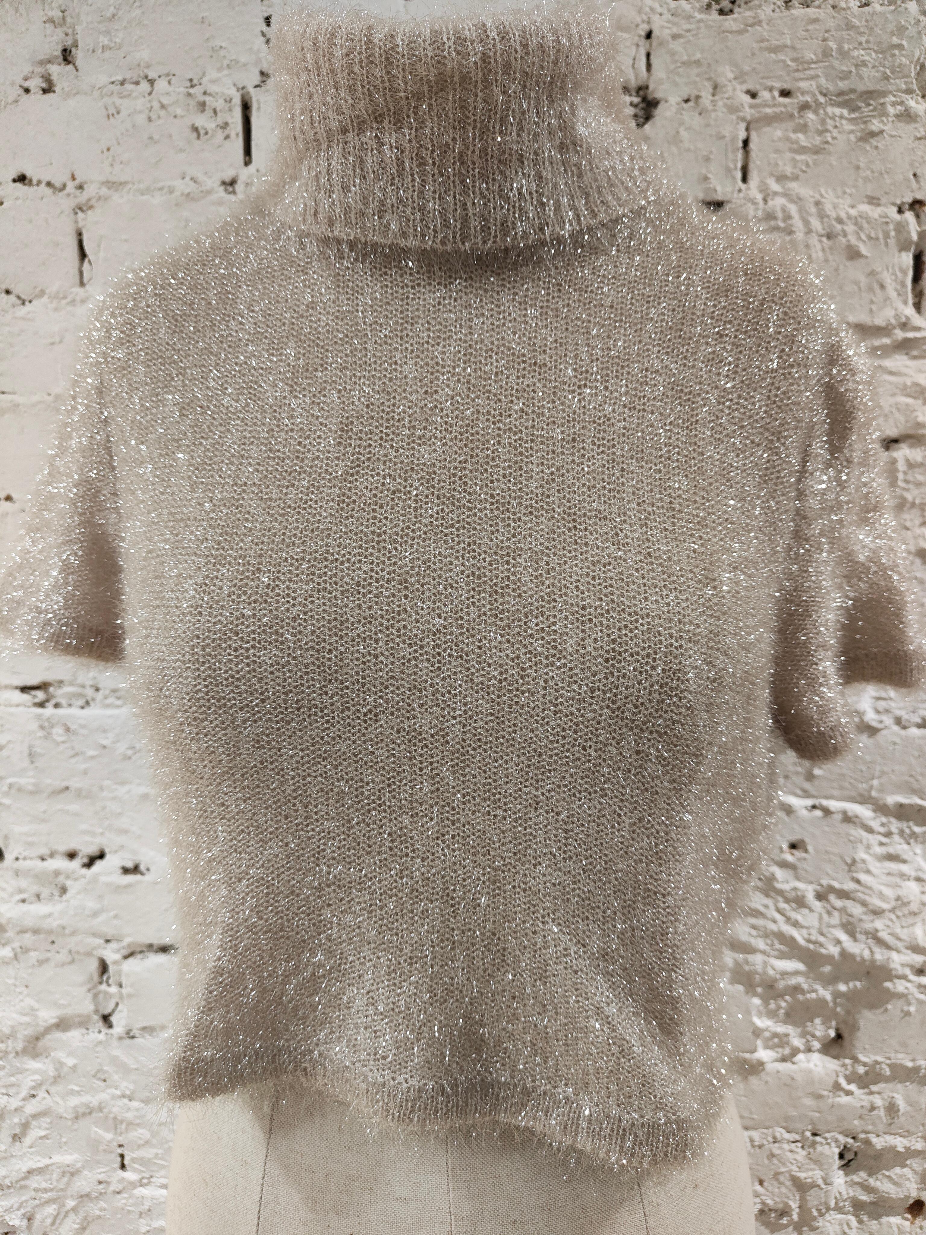 Byblos turtleneck sweater
size 44
light gold tone
composition: Polyamid
total lenght 37 cm
