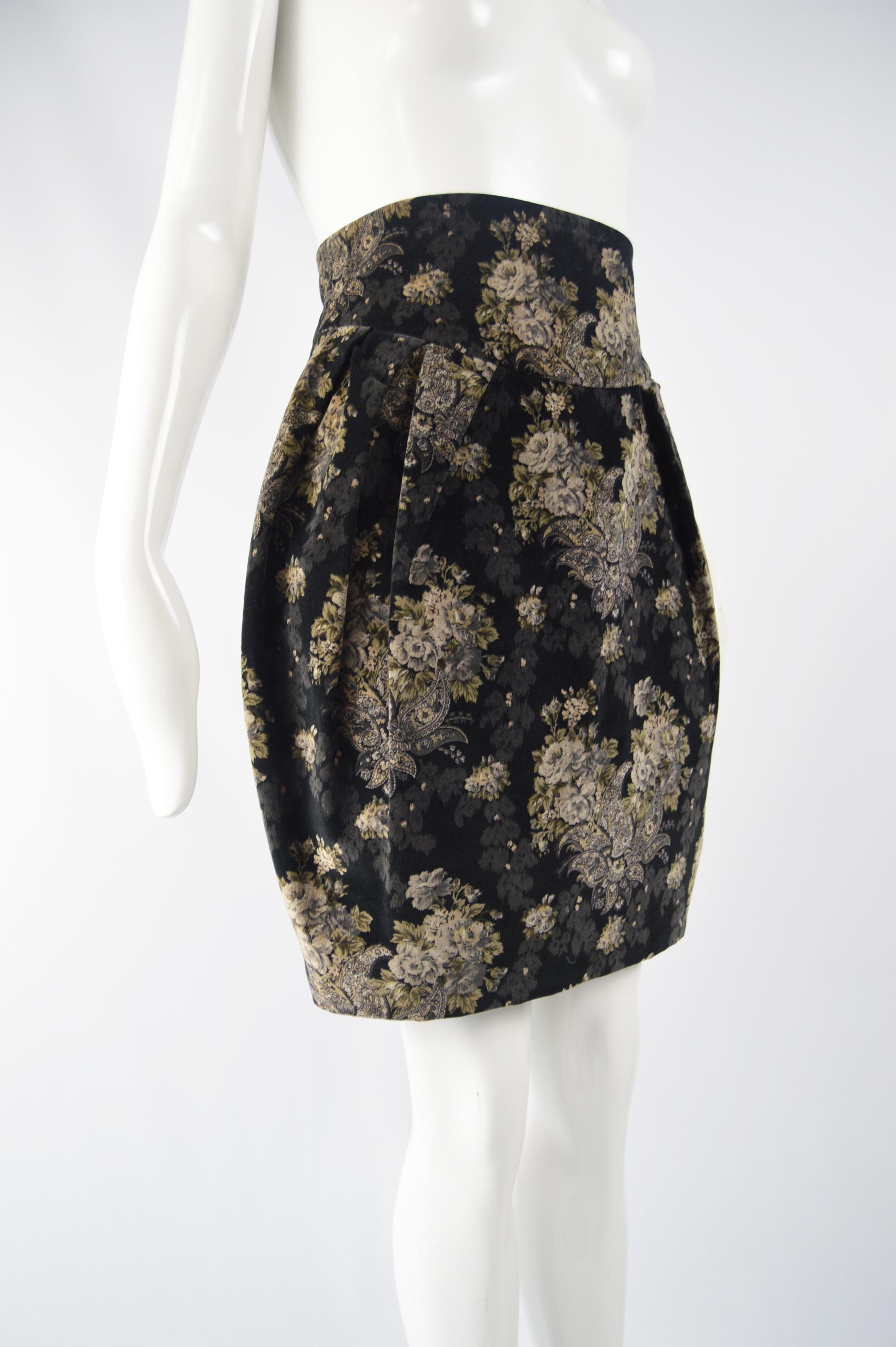 Byblos Vintage Black Velvet Floral High Waist Skirt In Excellent Condition For Sale In Doncaster, South Yorkshire