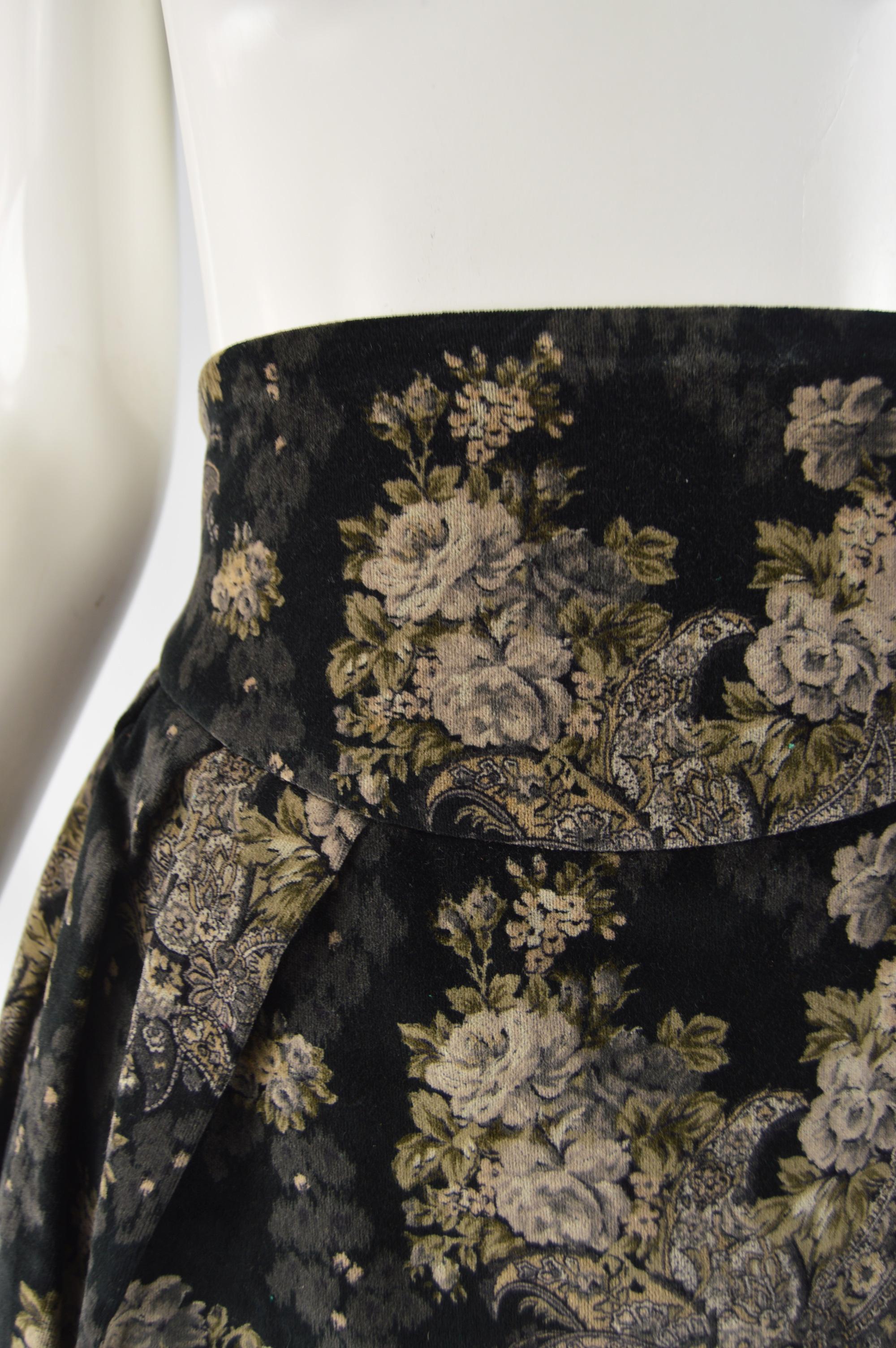 Women's Byblos Vintage Black Velvet Floral High Waist Skirt For Sale