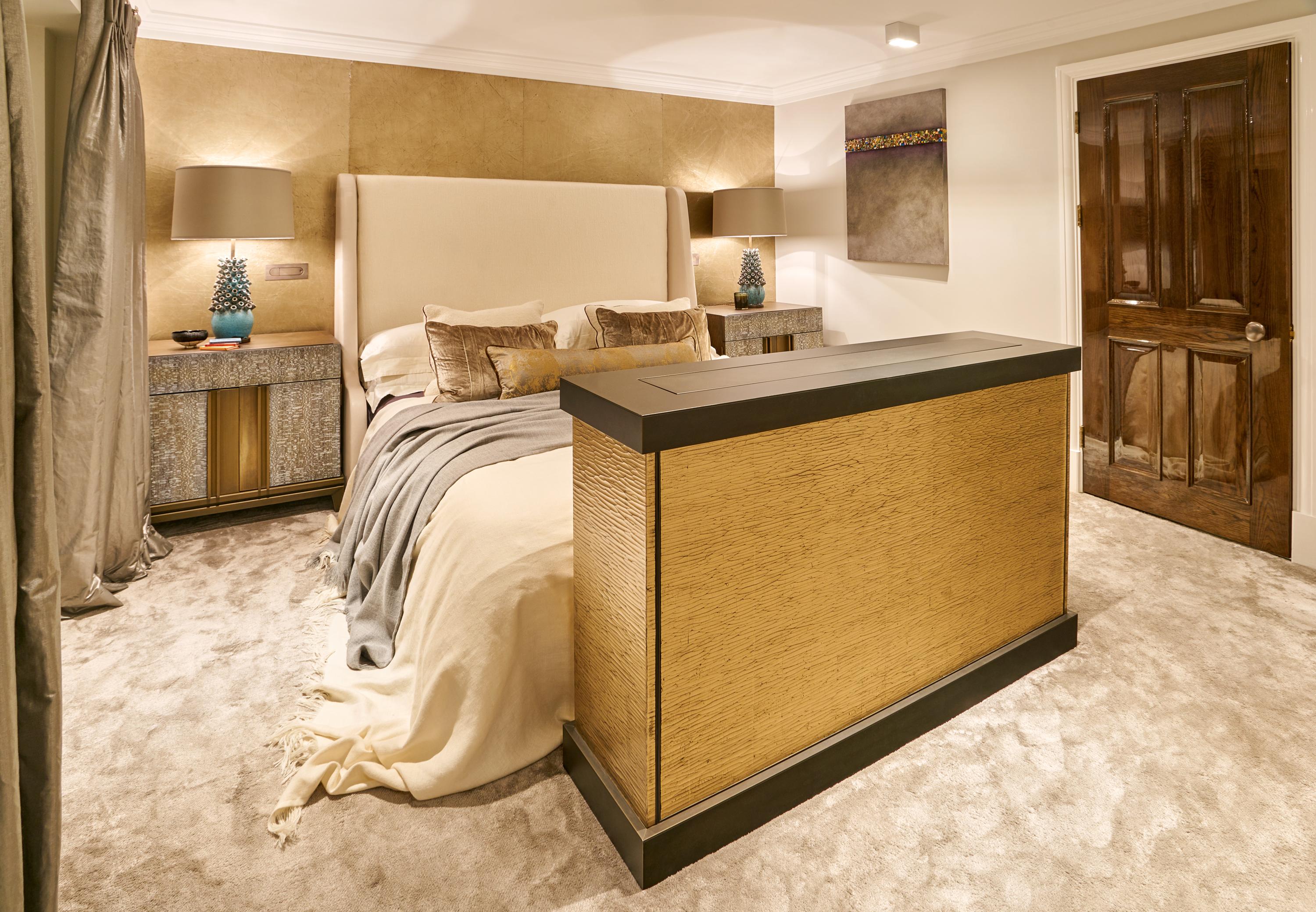Byethorne Bedside Table - Size II In New Condition For Sale In London, GB