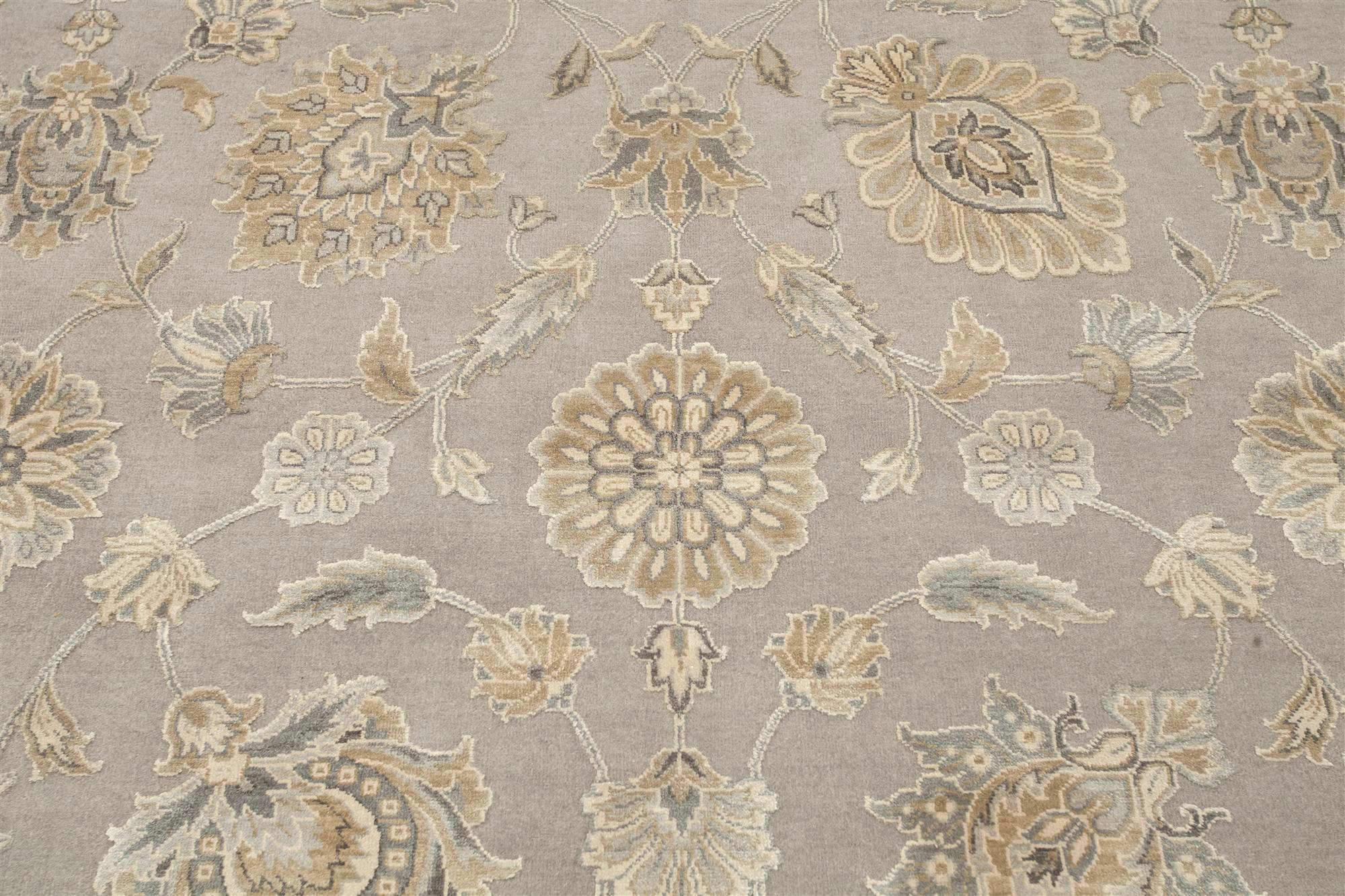 Kann ein Teppich Geschichten aus der Vergangenheit flüstern? Dieses handgeknüpfte Meisterwerk von sicherlich kann. Es ist im traditionellen orientalischen Stil gefertigt und zeigt einen zeitlosen Tanz von Blumenmotiven, die sorgfältig in zartem Grau