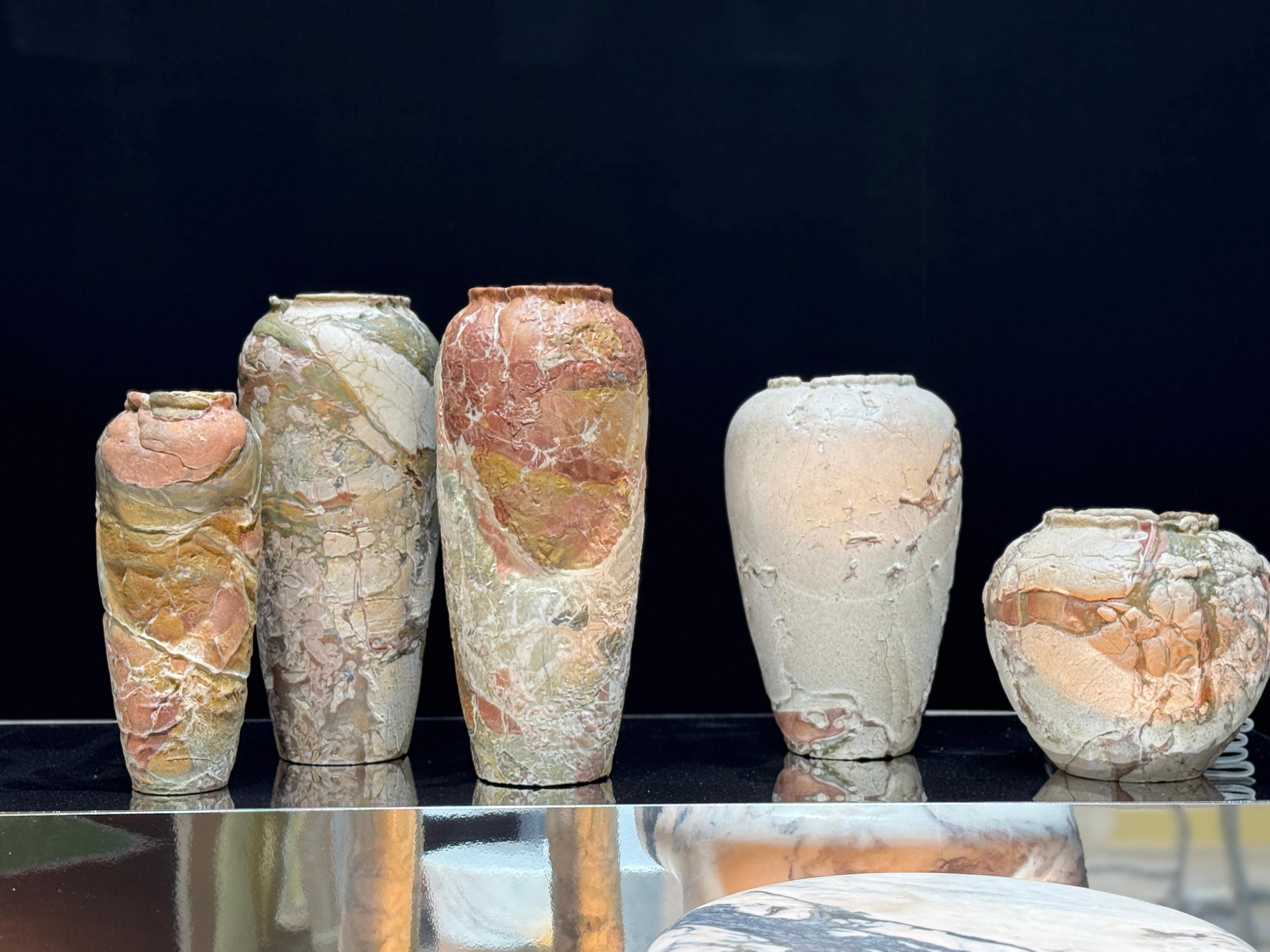 Moderno Vaso in marmo verde, contemporaneo e moderno, scolpito a mano, vaso d'altri tempi FORMAR in vendita